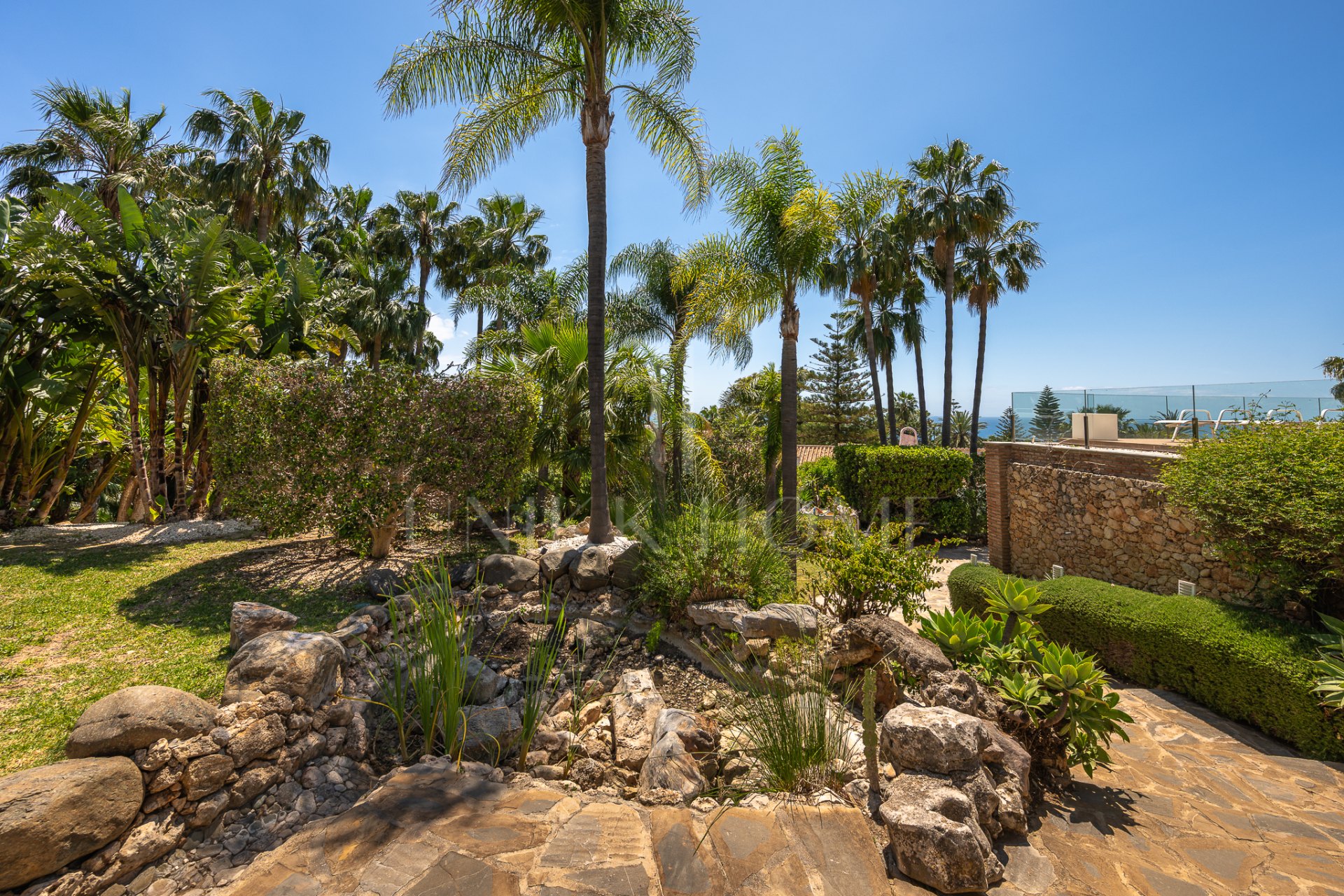 Elegante Villa Mediterránea en la Prestigiosa Hacienda Las Chapas, Marbella, con Licencia Turística en Vigor