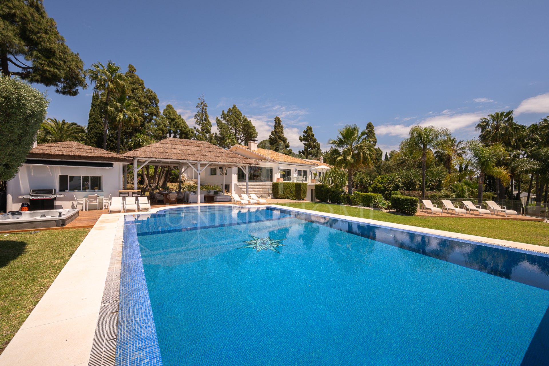 Elegante Villa Mediterránea en la Prestigiosa Hacienda Las Chapas, Marbella, con Licencia Turística en Vigor