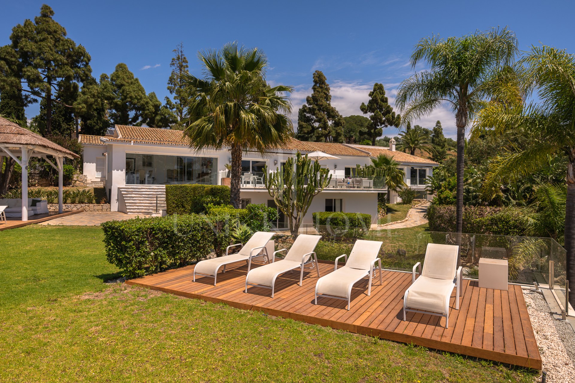 Elegante Villa Mediterránea en la Prestigiosa Hacienda Las Chapas, Marbella, con Licencia Turística en Vigor
