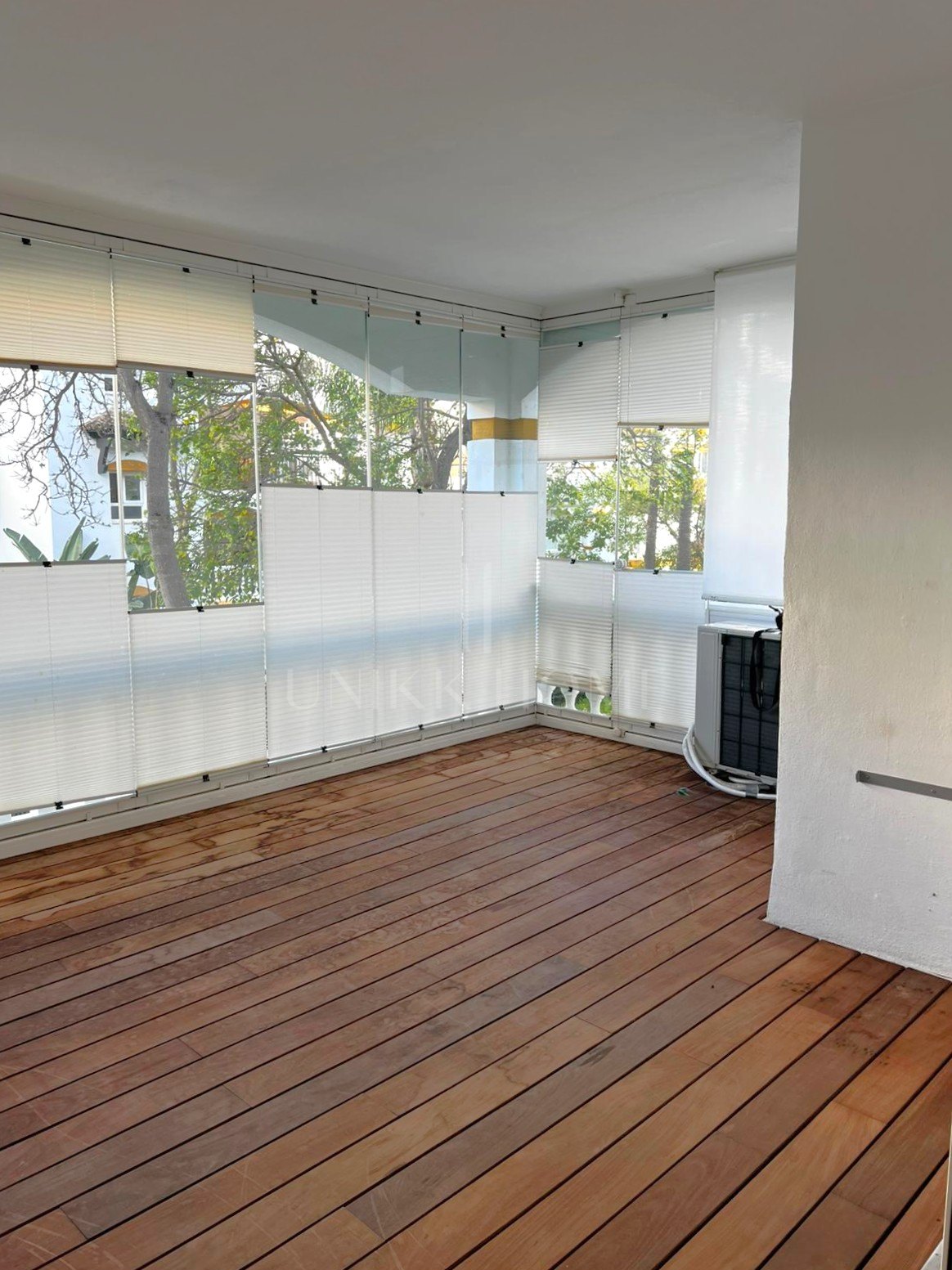 Apartamento de 2 dormitorios de 75 m² construidos en la prestigiosa urbanización Dama de Noche, en Nueva Andalucía, a un paso de Puerto Banús y rodeado de campos de golf. ​