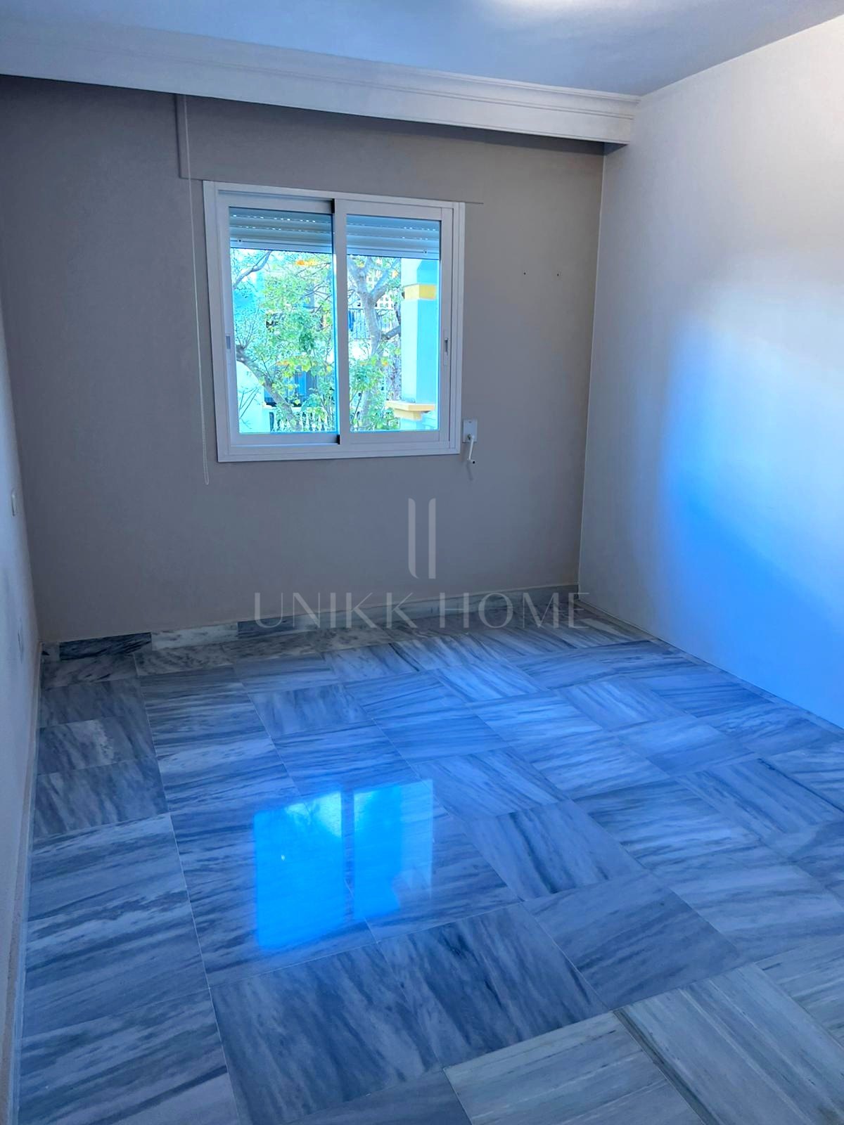 Apartamento de 2 dormitorios de 75 m² construidos en la prestigiosa urbanización Dama de Noche, en Nueva Andalucía, a un paso de Puerto Banús y rodeado de campos de golf. ​