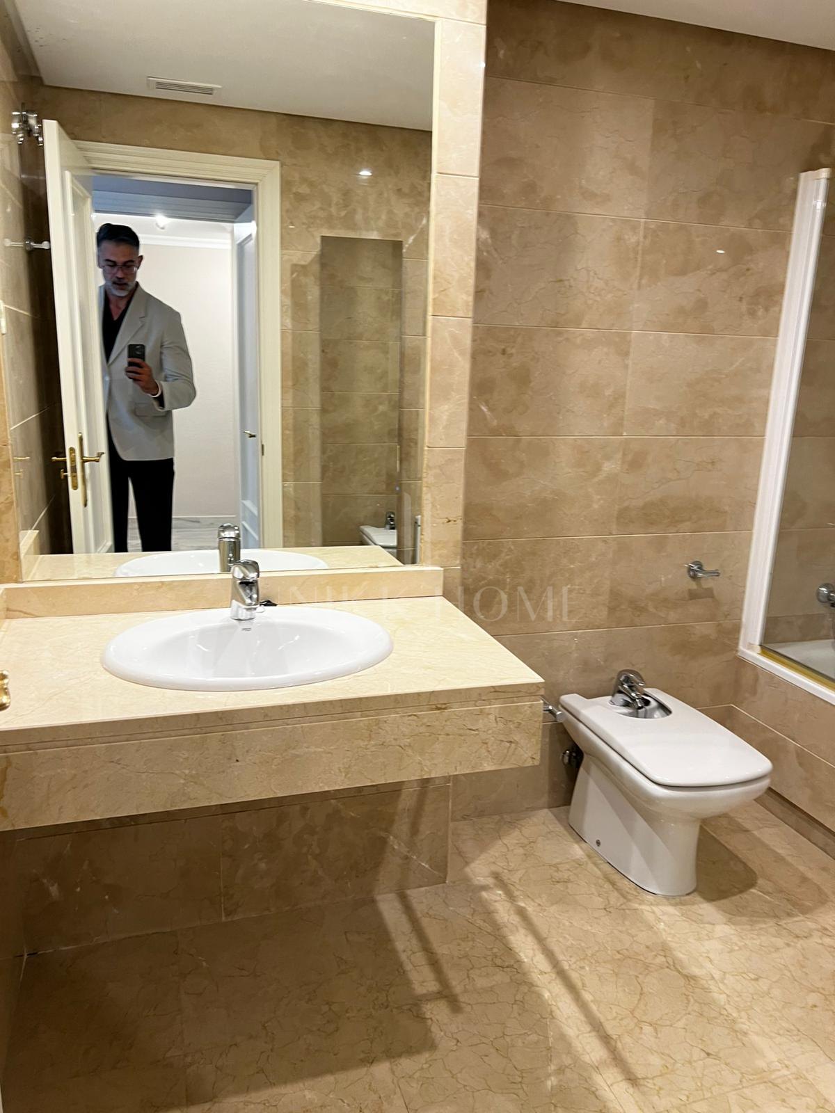 Apartamento de 2 dormitorios de 75 m² construidos en la prestigiosa urbanización Dama de Noche, en Nueva Andalucía, a un paso de Puerto Banús y rodeado de campos de golf. ​