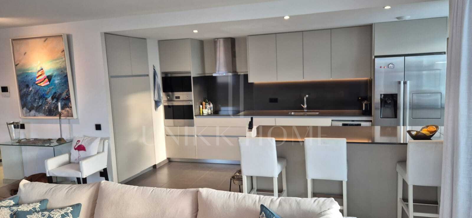 Ático de lujo con vistas panorámicas al mar y la montaña en el centro de Estepona