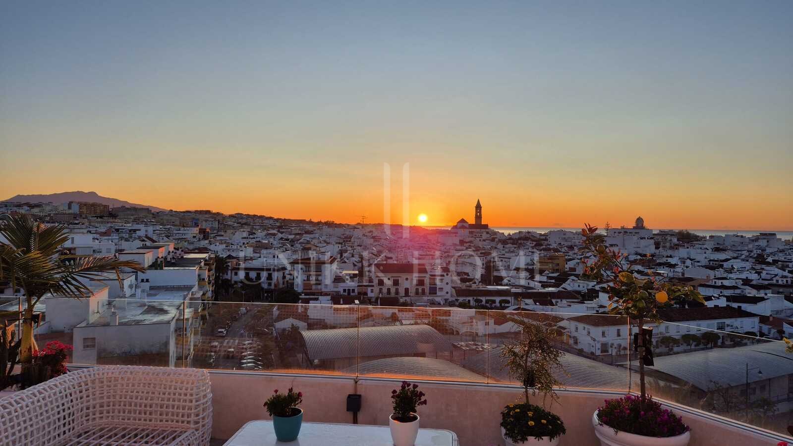 Ático de lujo con vistas panorámicas al mar y la montaña en el centro de Estepona