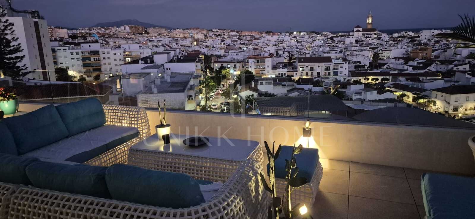 Ático de lujo con vistas panorámicas al mar y la montaña en el centro de Estepona
