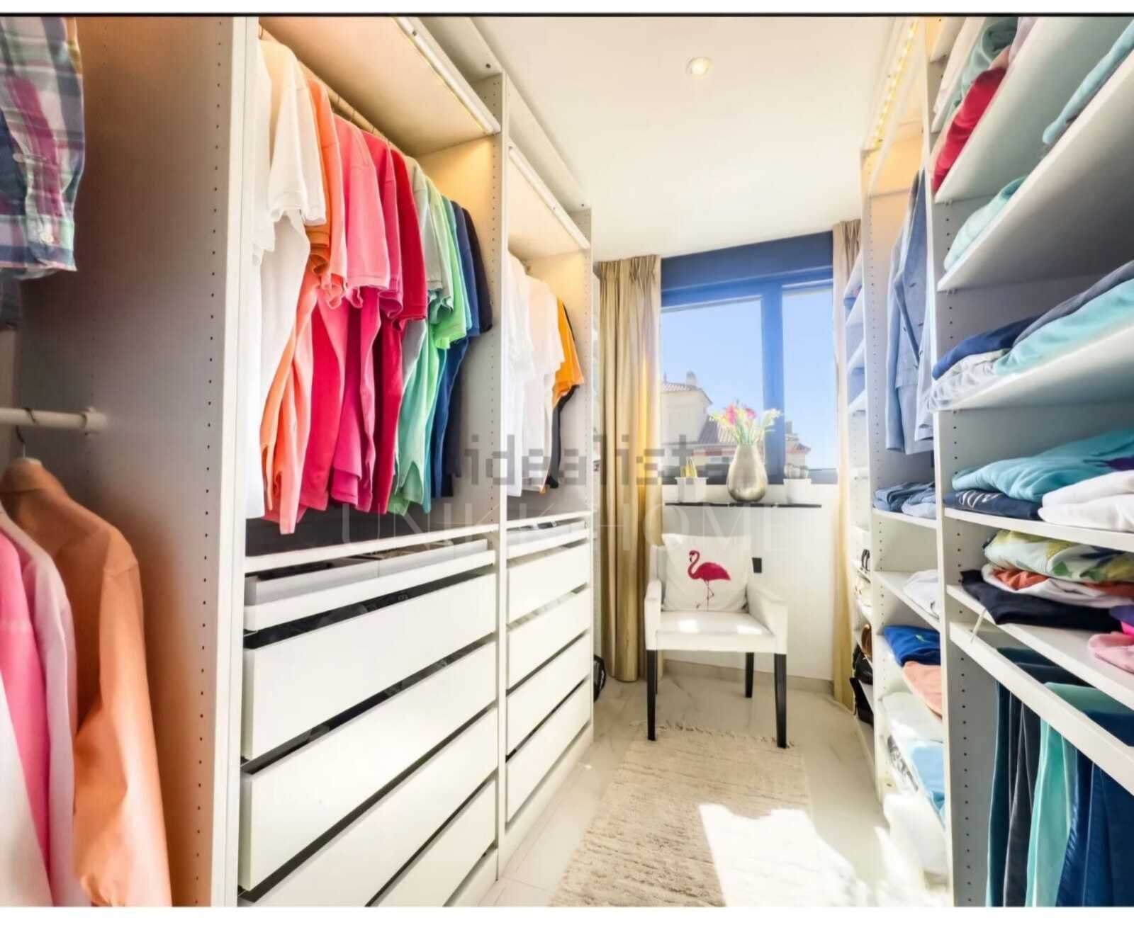 Ático de lujo con vistas panorámicas al mar y la montaña en el centro de Estepona