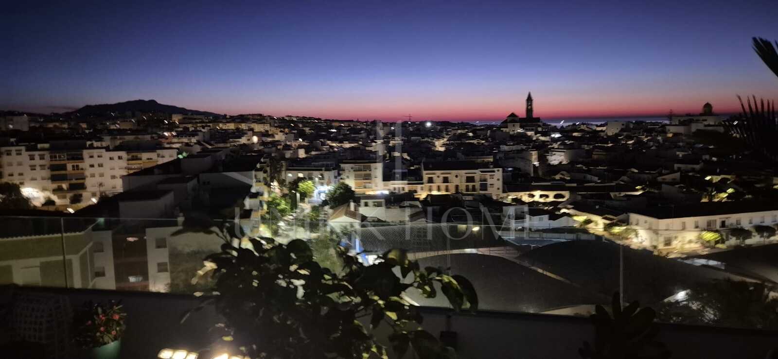 Ático de lujo con vistas panorámicas al mar y la montaña en el centro de Estepona