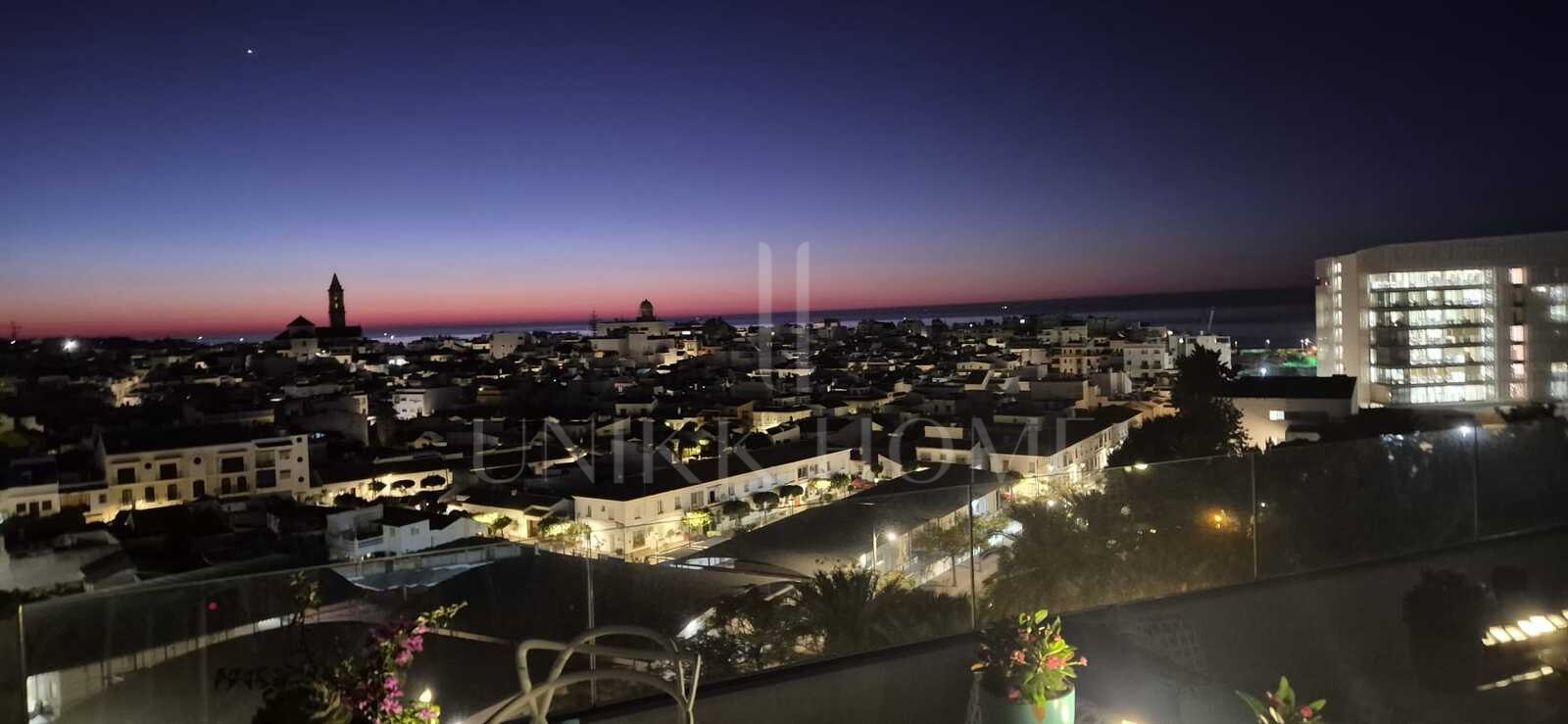 Ático de lujo con vistas panorámicas al mar y la montaña en el centro de Estepona