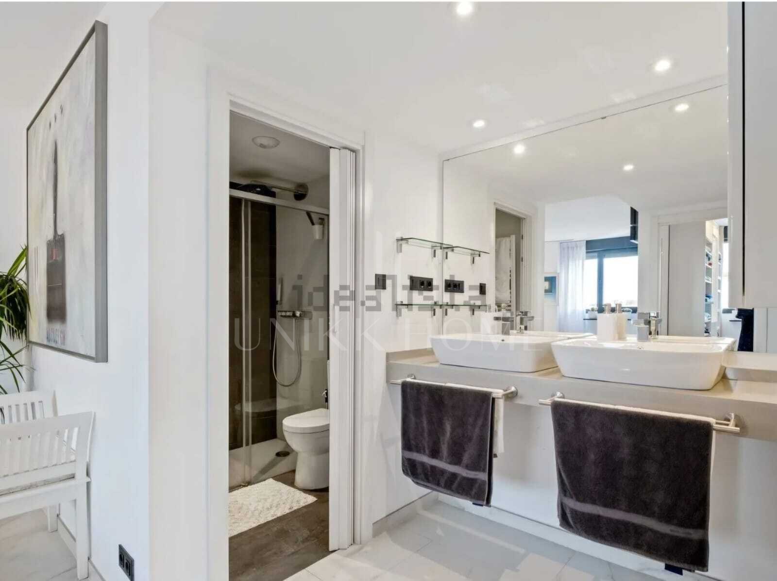 Ático de lujo con vistas panorámicas al mar y la montaña en el centro de Estepona