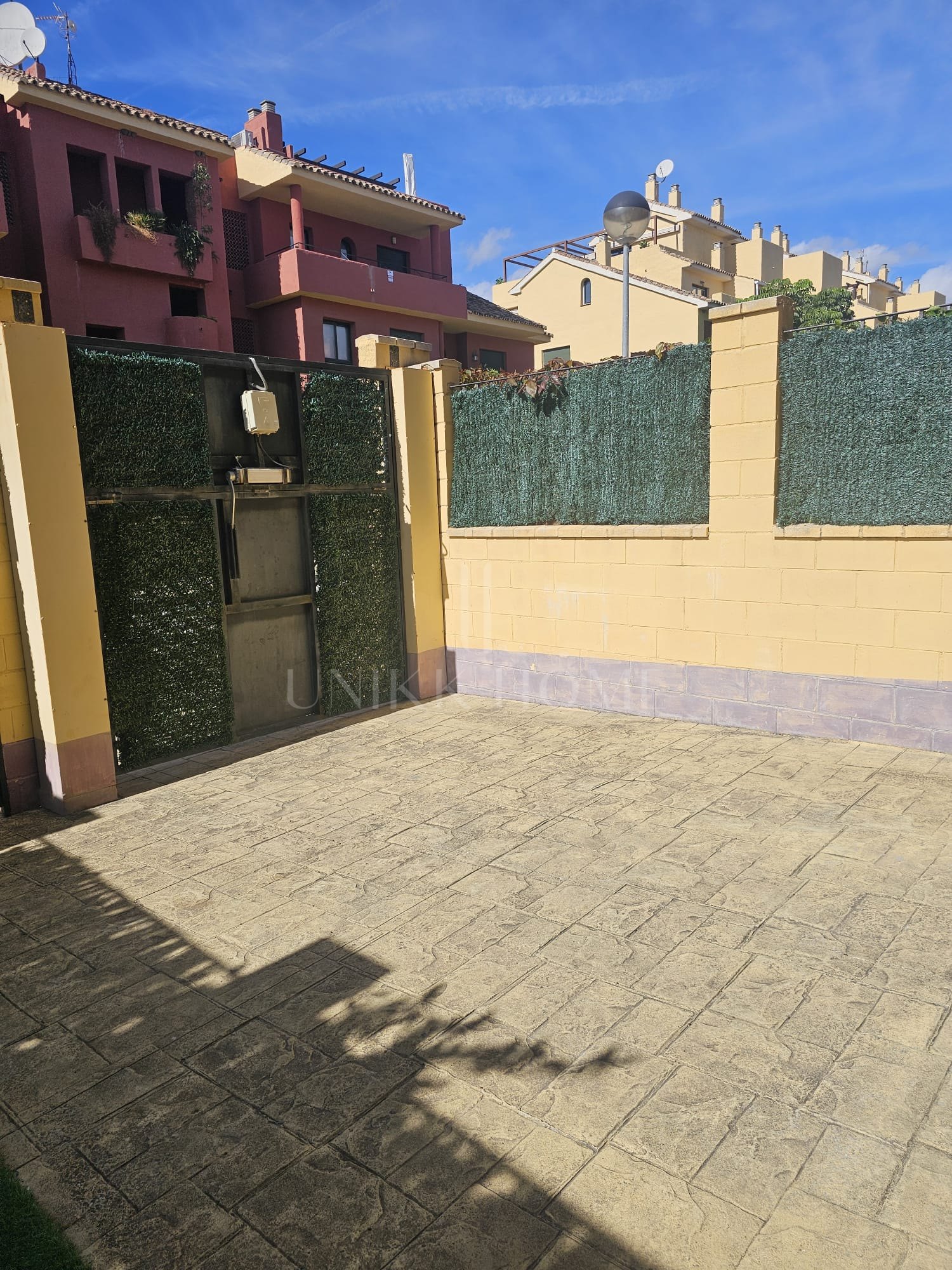 Adosado totalmente renovado con potencial de expansión en Riviera Beach, Cancelada