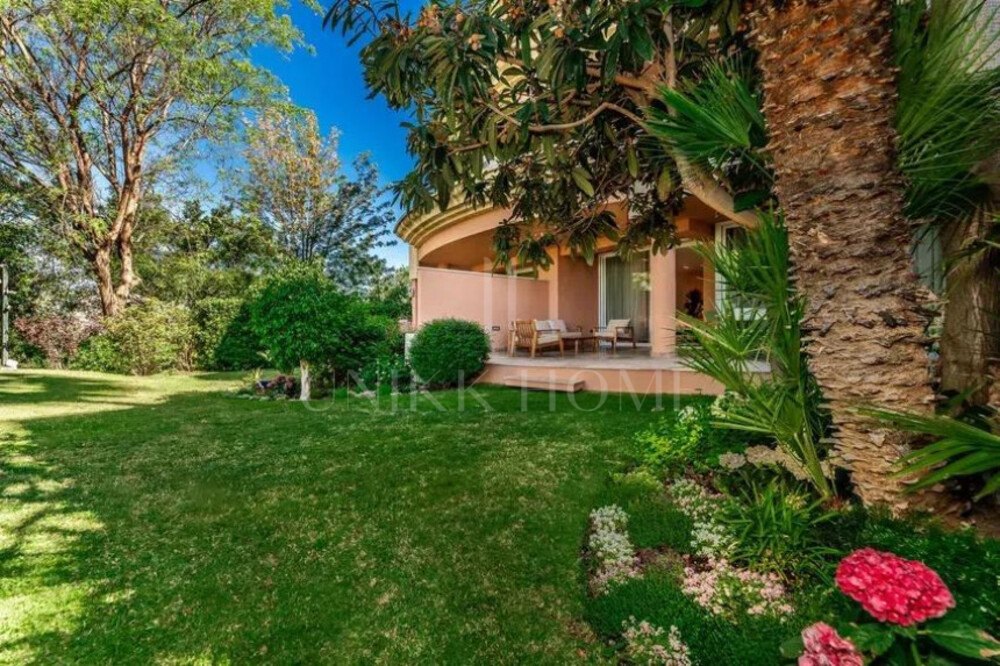 Sophisticated Ground-Floor Residence in Magna Marbella