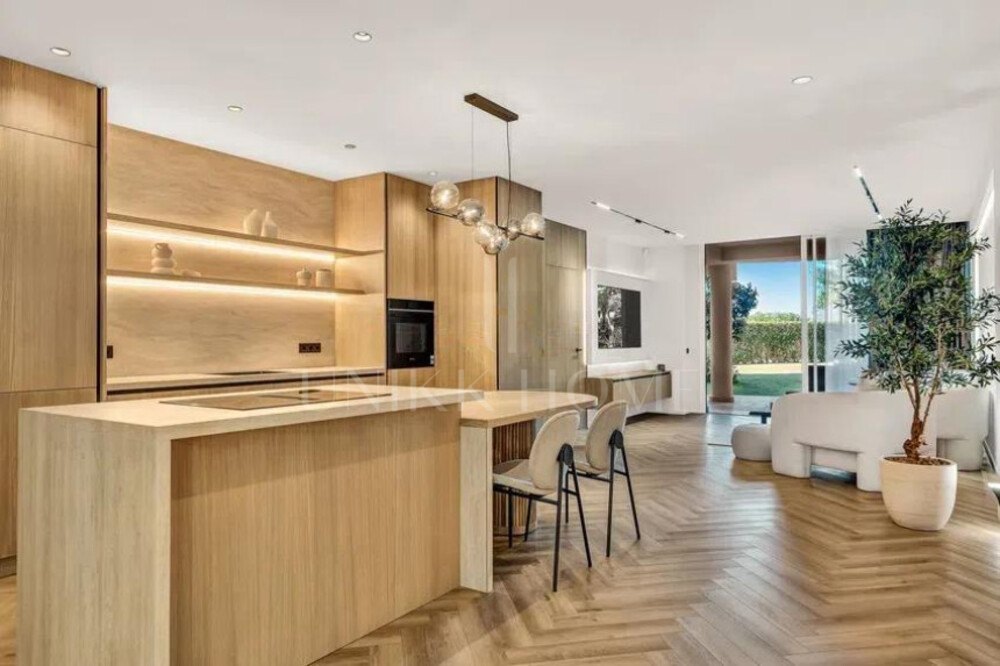 Sophisticated Ground-Floor Residence in Magna Marbella