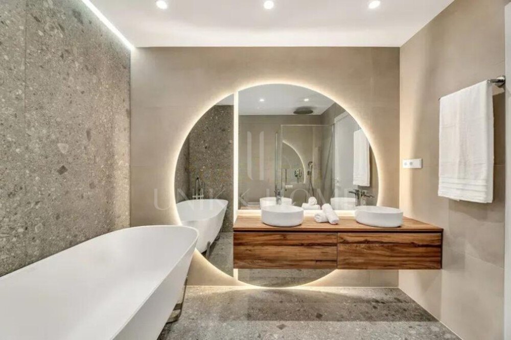 Sophisticated Ground-Floor Residence in Magna Marbella