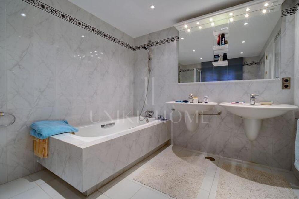 Elegante villa en una parcela de 2.000 m² a tan solo unos pasos de la playa | Nueva Milla de Oro