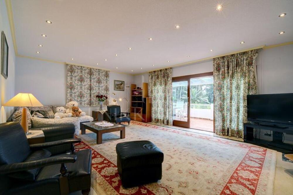 Elegante villa en una parcela de 2.000 m² a tan solo unos pasos de la playa | Nueva Milla de Oro