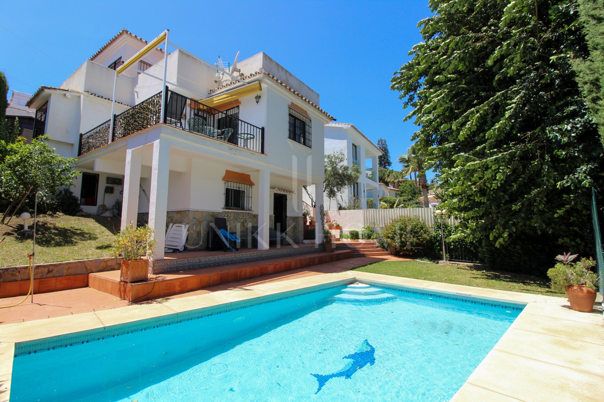 Oportunidad de renovación: Villa de 4 dormitorios en Nueva Andalucía, Marbella