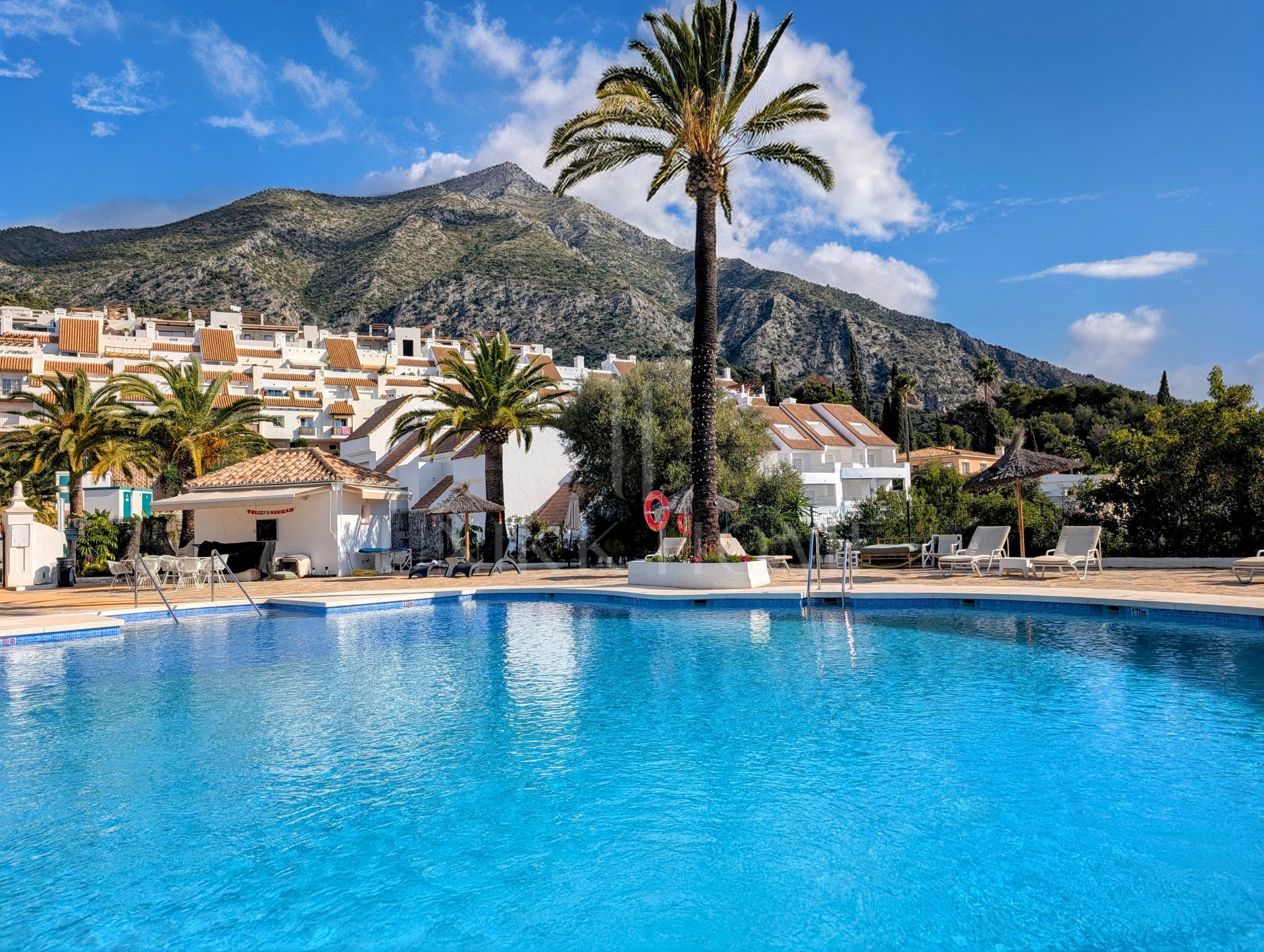 Exquisita Villa Pareada con Vistas Panorámicas al Lago y al Mar en Cerros del Lago, Istán