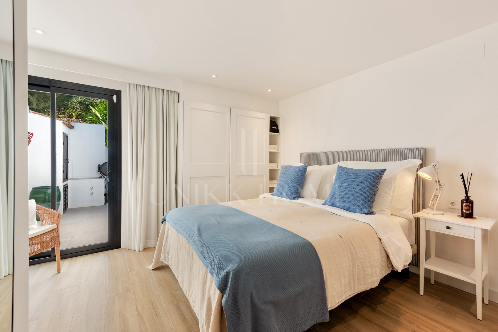 Impresionante villa recientemente renovada con excelentes vistas al mar situada en Sierra Blanca, Marbella.