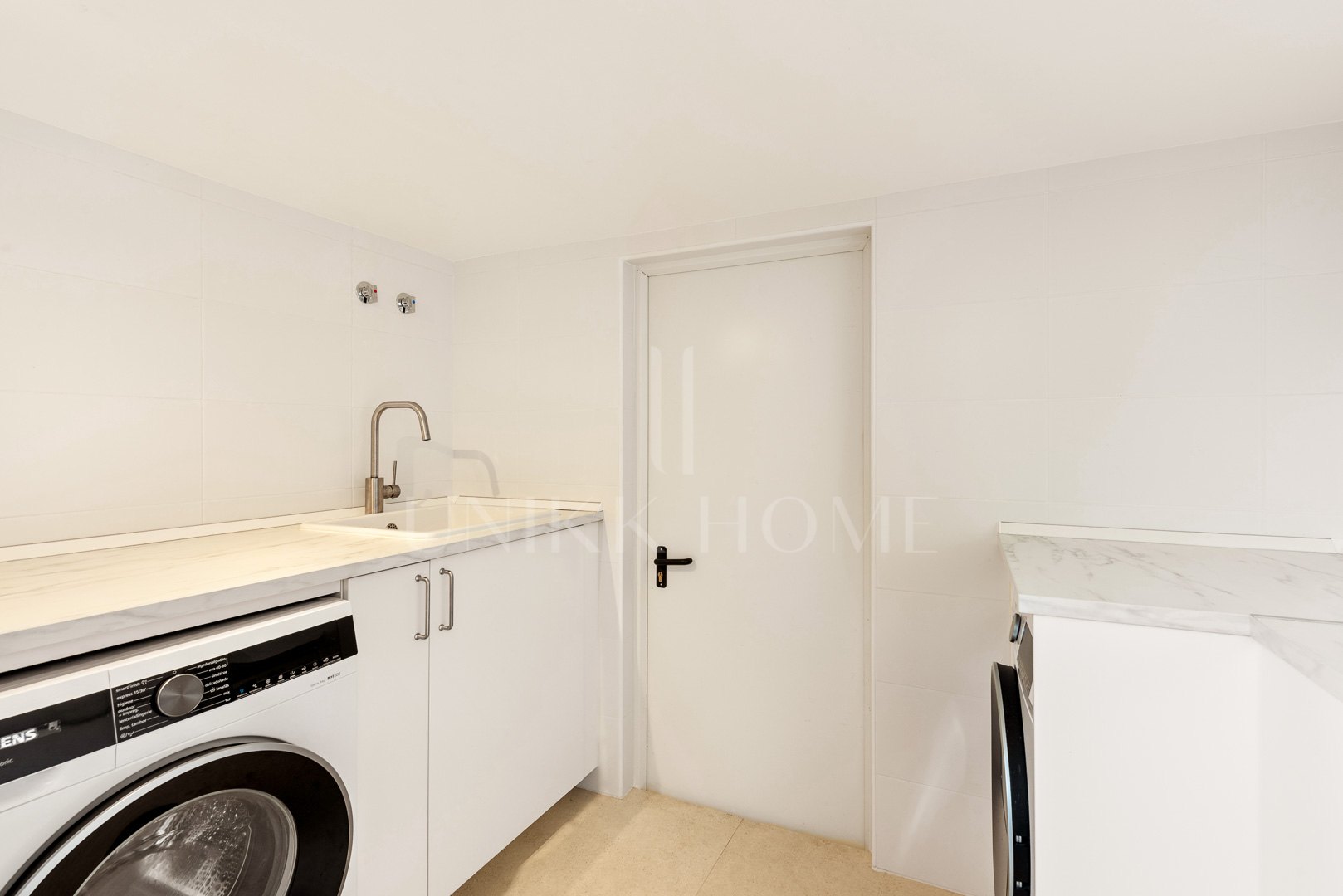 Impresionante villa recientemente renovada con excelentes vistas al mar situada en Sierra Blanca, Marbella.