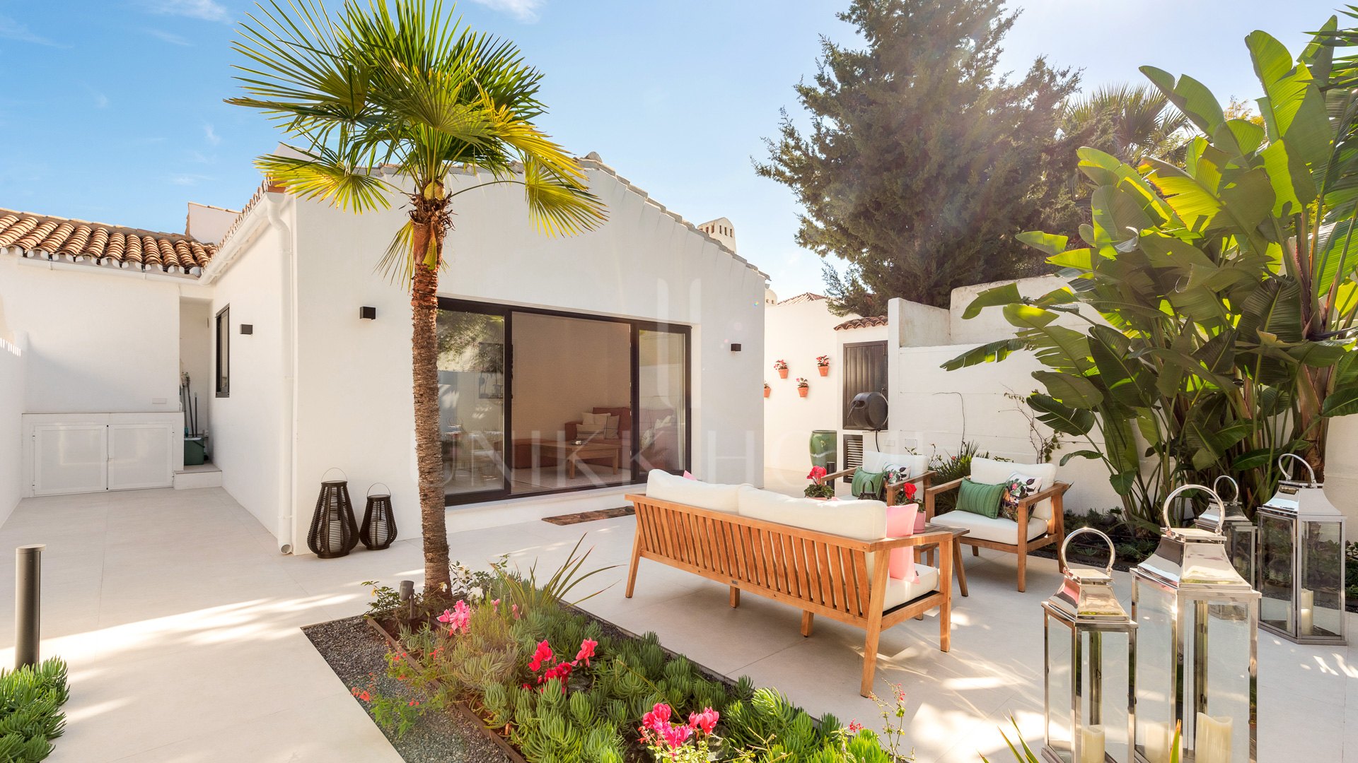 Impresionante villa recientemente renovada con excelentes vistas al mar situada en Sierra Blanca, Marbella.