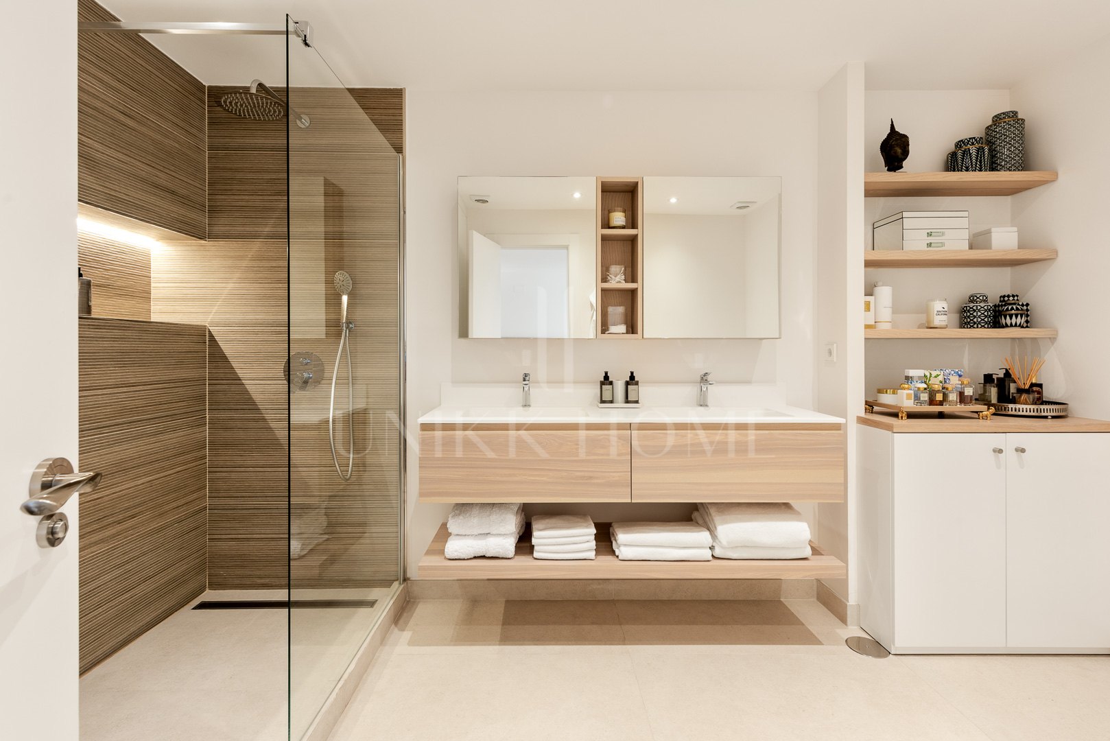 Impresionante villa recientemente renovada con excelentes vistas al mar situada en Sierra Blanca, Marbella.