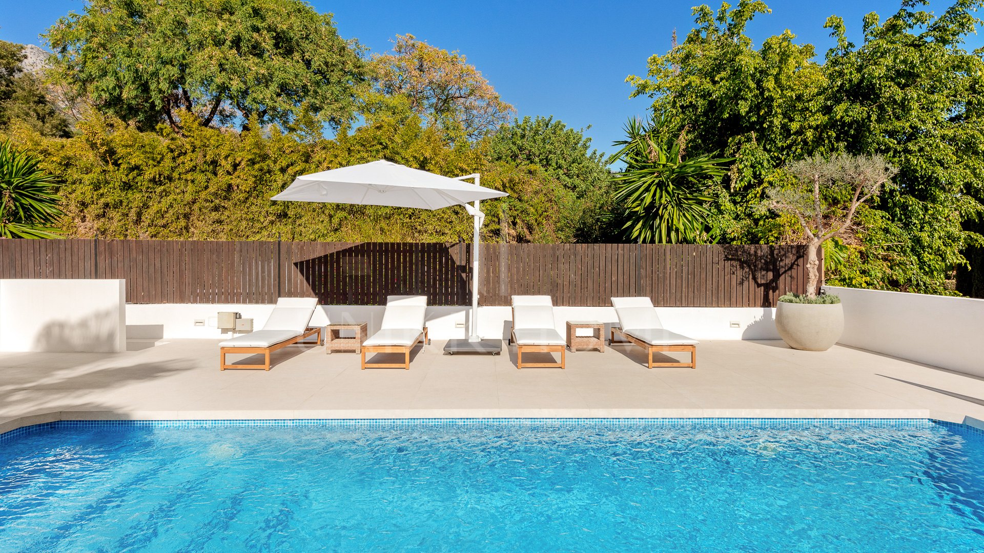 Impresionante villa recientemente renovada con excelentes vistas al mar situada en Sierra Blanca, Marbella.