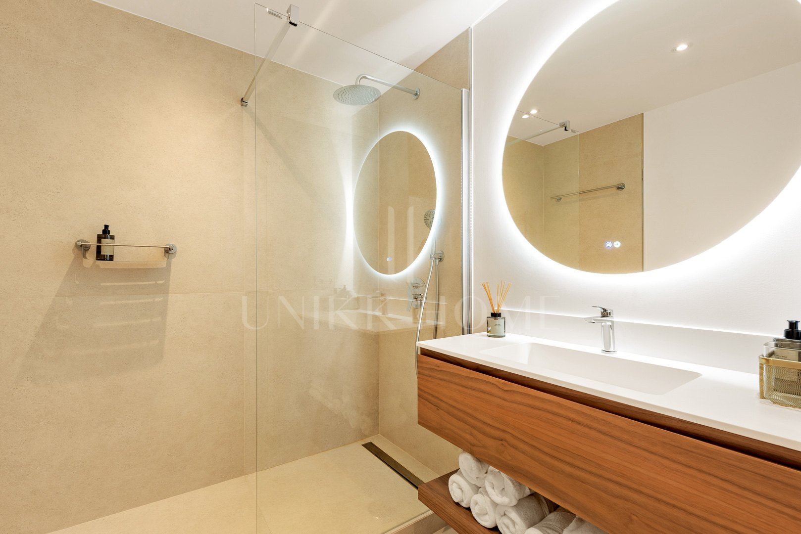 Impresionante villa recientemente renovada con excelentes vistas al mar situada en Sierra Blanca, Marbella.