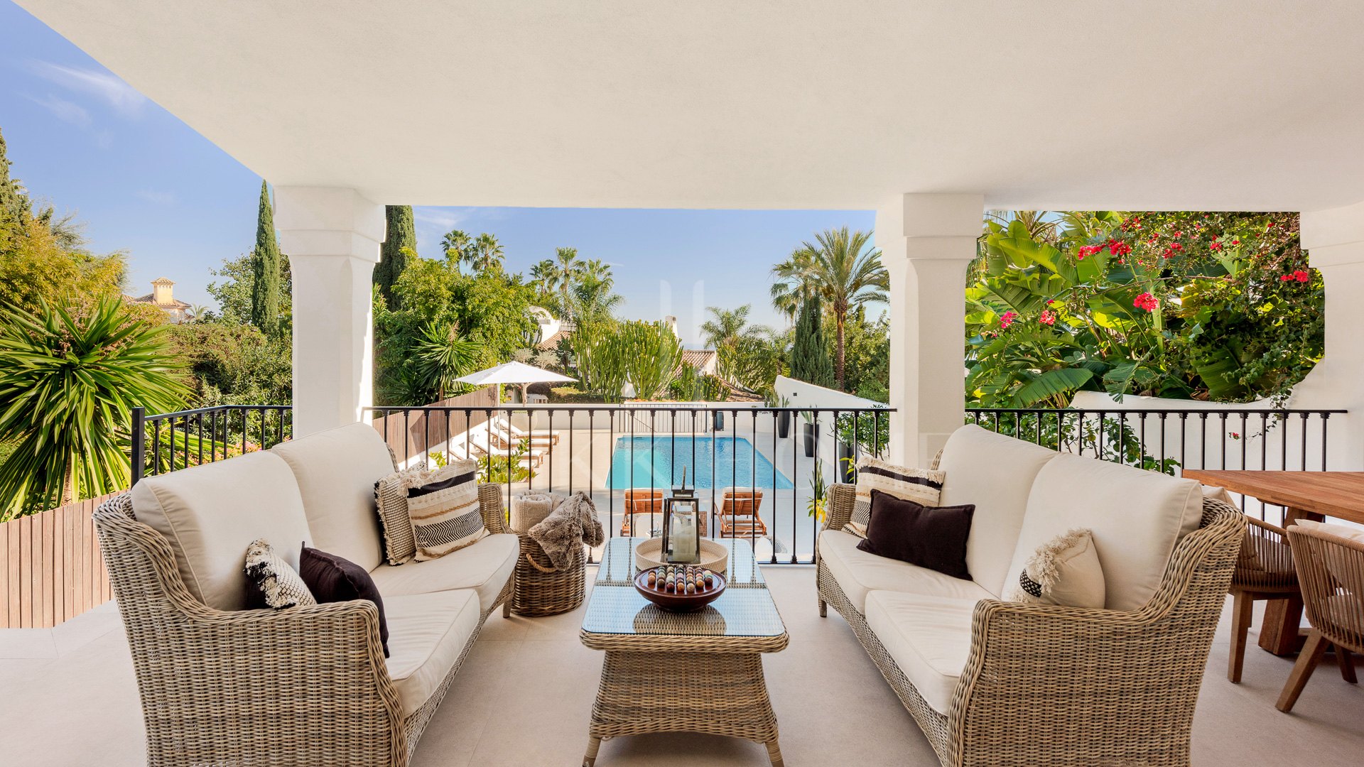 Impresionante villa recientemente renovada con excelentes vistas al mar situada en Sierra Blanca, Marbella.