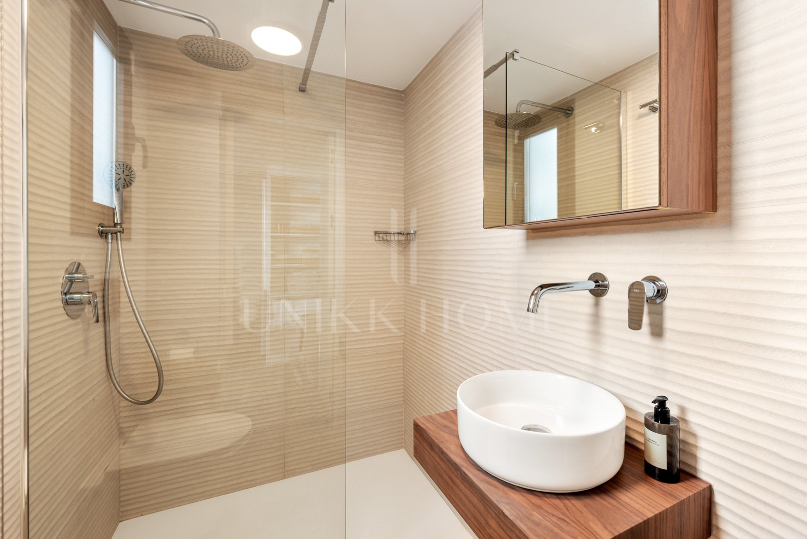 Impresionante villa recientemente renovada con excelentes vistas al mar situada en Sierra Blanca, Marbella.