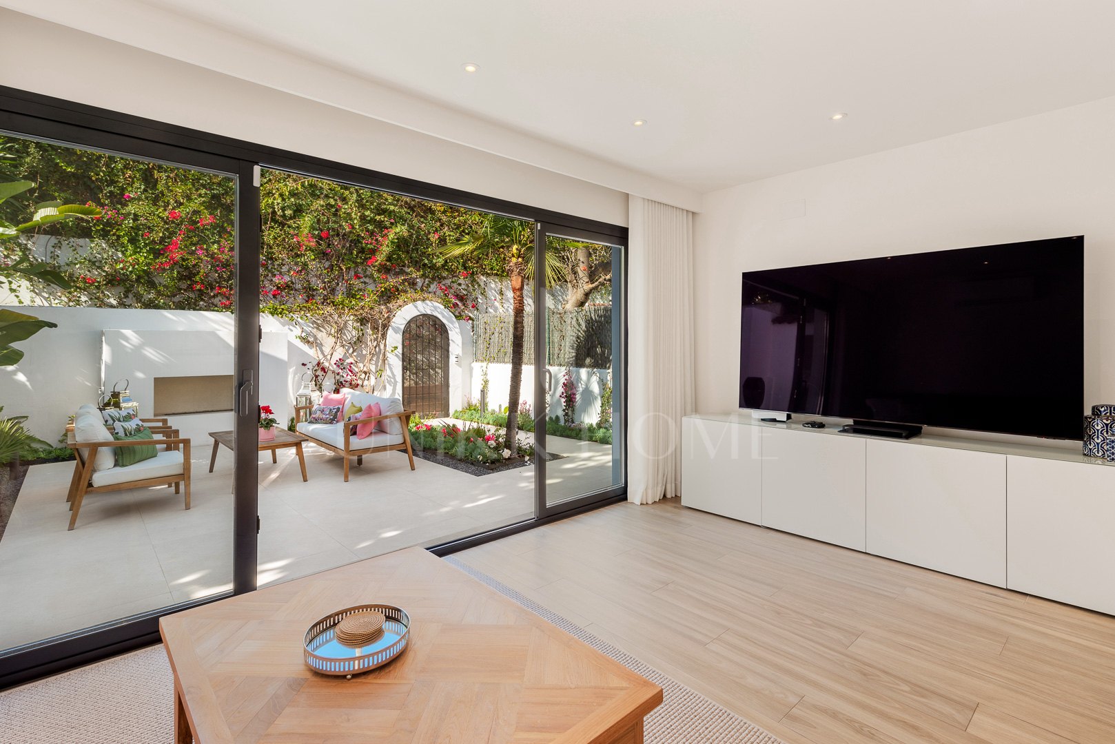 Impresionante villa recientemente renovada con excelentes vistas al mar situada en Sierra Blanca, Marbella.