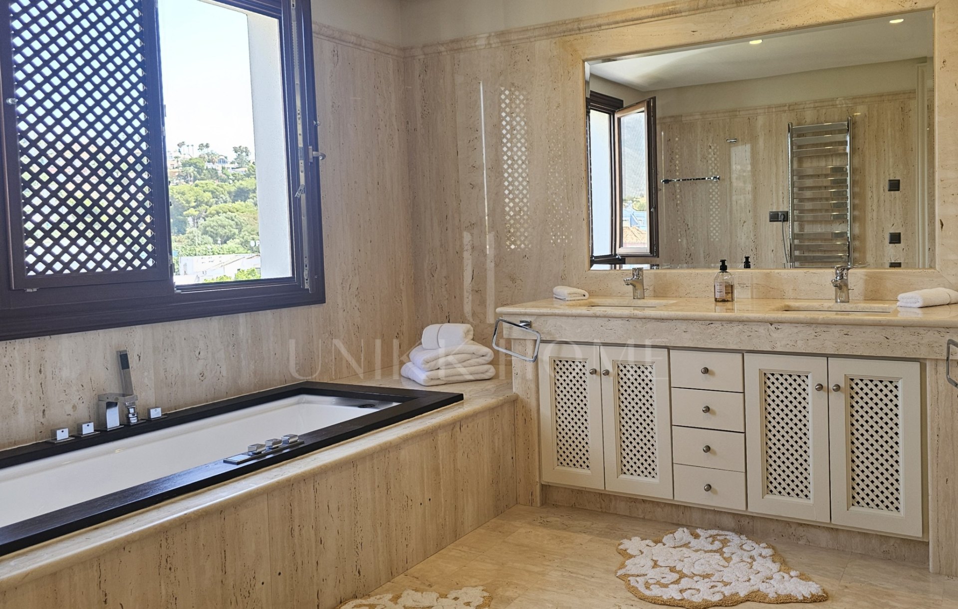 Estepona – Ático Dúplex de Lujo con Solárium Privado y Vistas Panorámicas al Mar