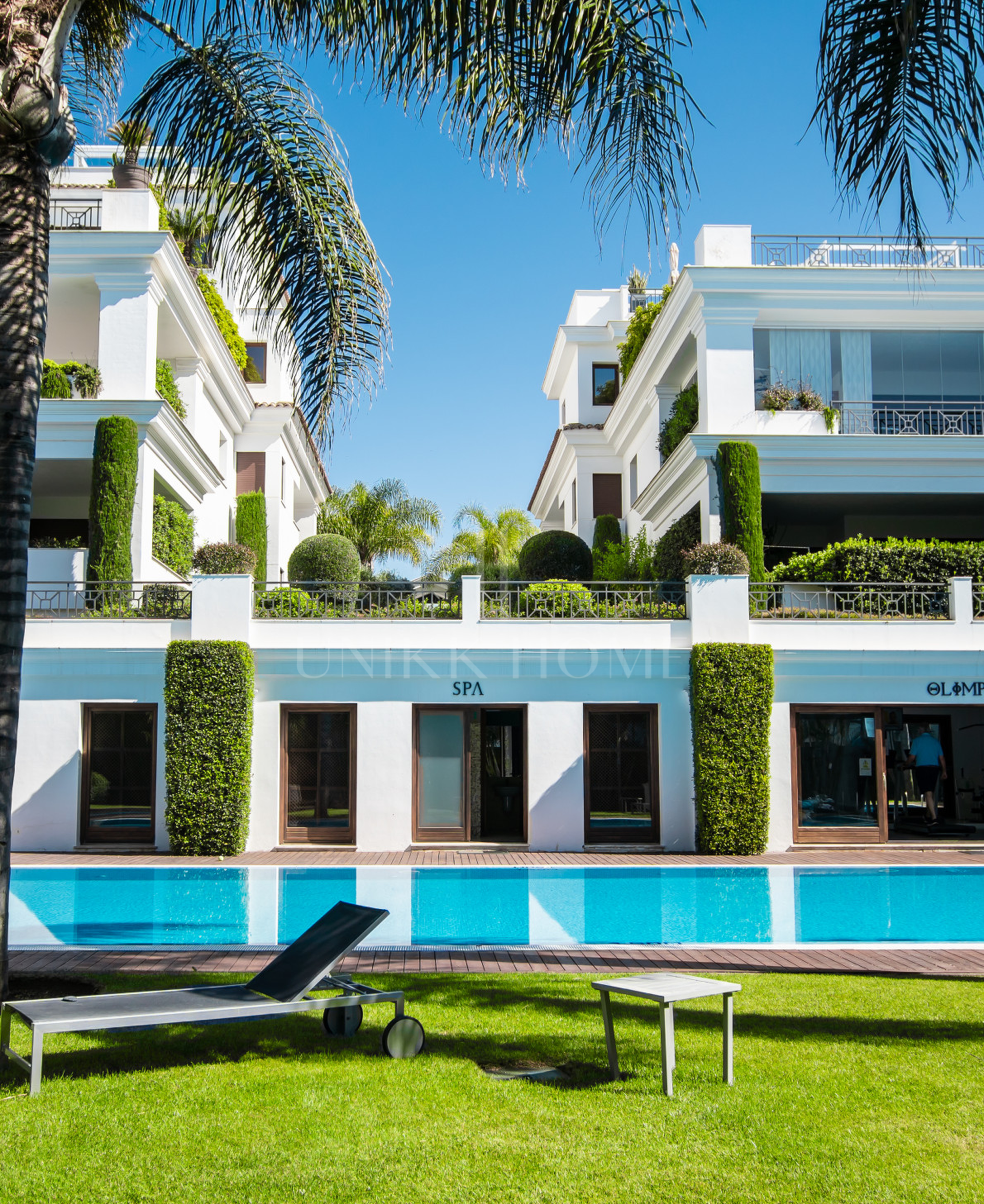 Estepona – Ático Dúplex de Lujo con Solárium Privado y Vistas Panorámicas al Mar