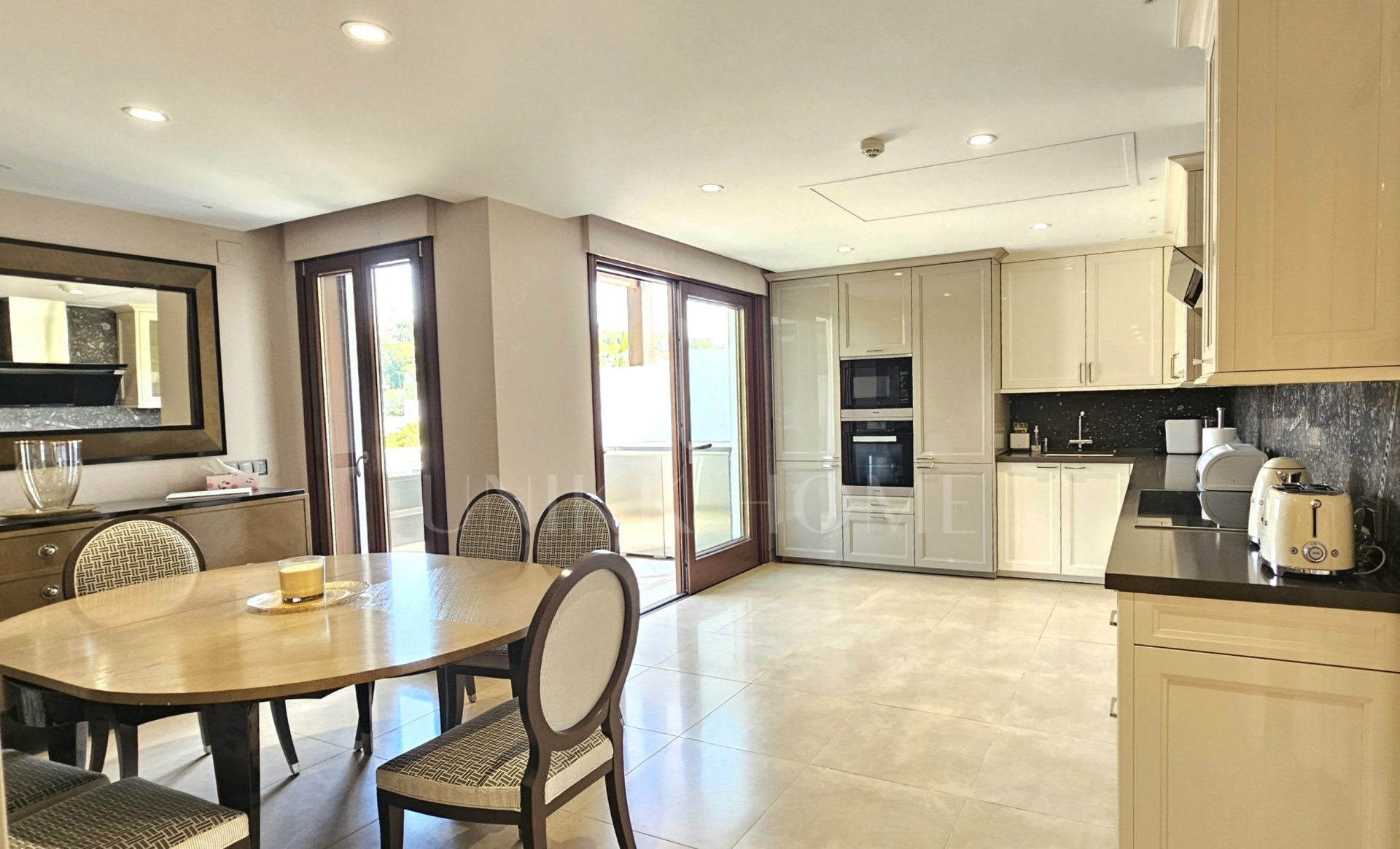 Estepona – Ático Dúplex de Lujo con Solárium Privado y Vistas Panorámicas al Mar