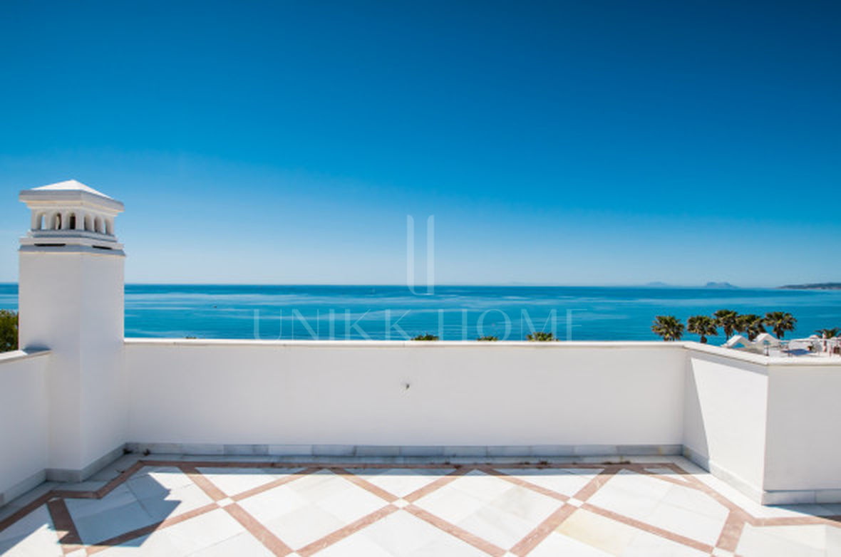 Estepona – Ático Dúplex de Lujo con Solárium Privado y Vistas Panorámicas al Mar