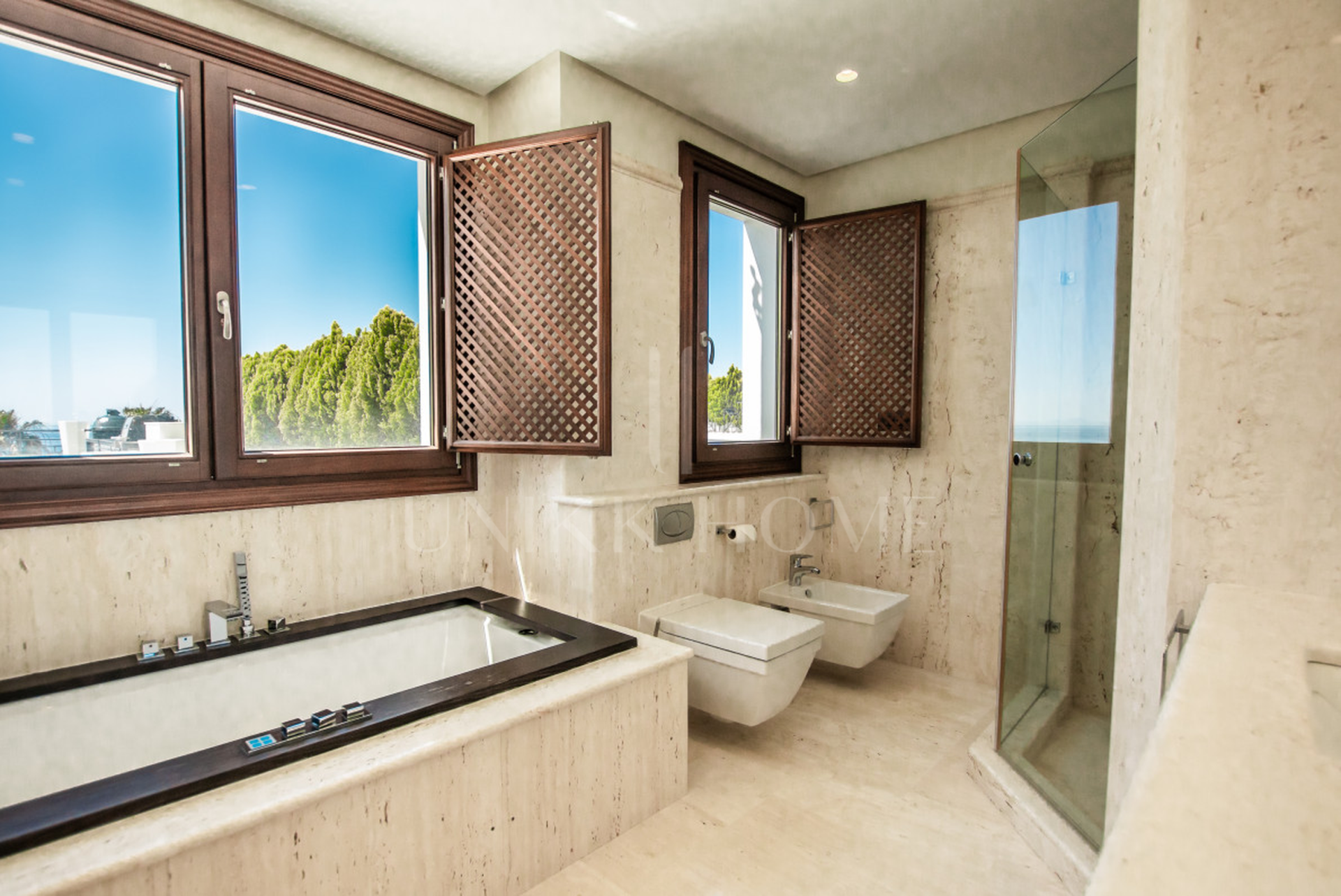 Estepona – Ático Dúplex de Lujo con Solárium Privado y Vistas Panorámicas al Mar