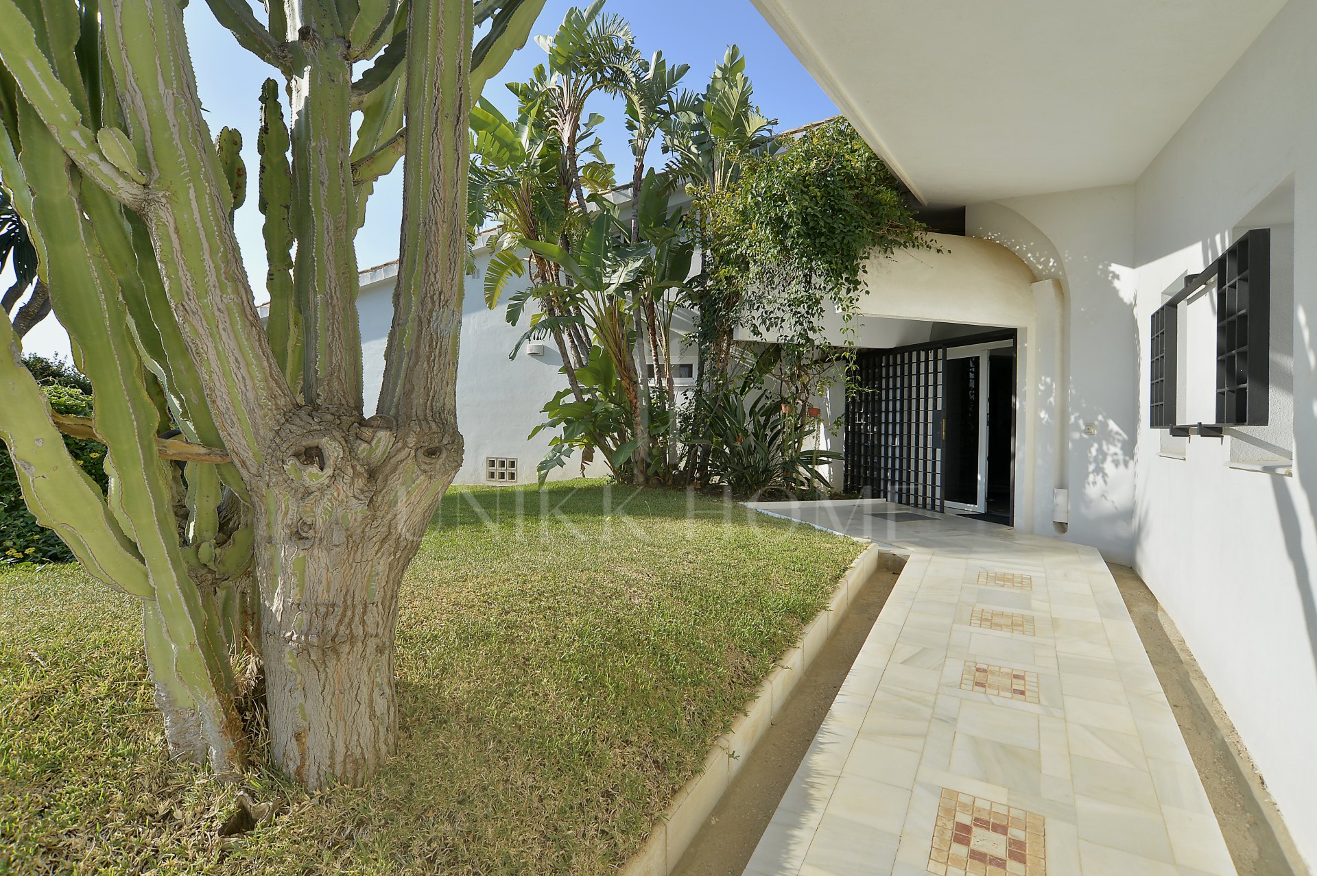 INVESTMENT OPORTUNITY-Villa designed by well-known architects with panoramic sea- and mountain view in Marbella