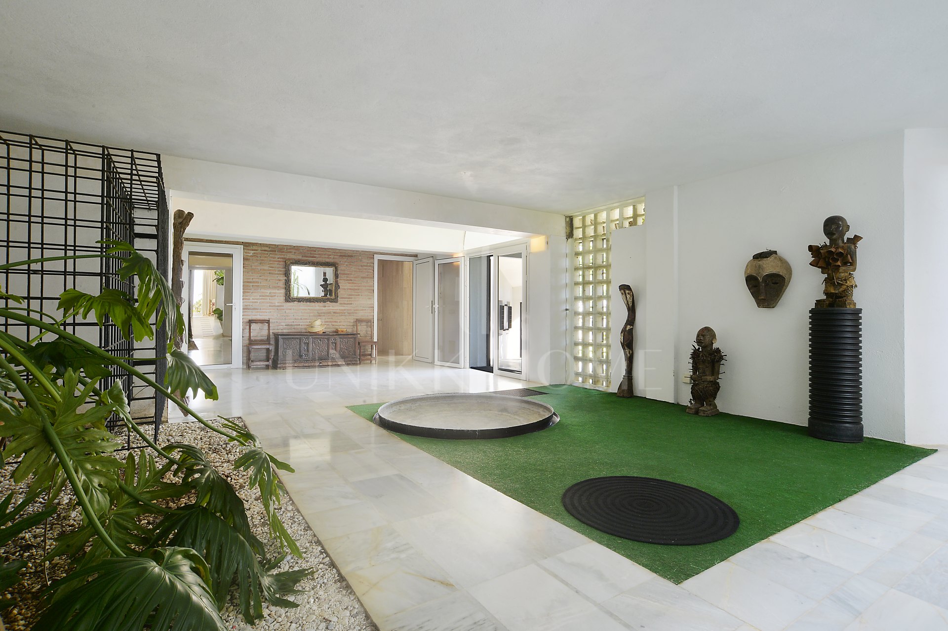INVESTMENT OPORTUNITY-Villa designed by well-known architects with panoramic sea- and mountain view in Marbella