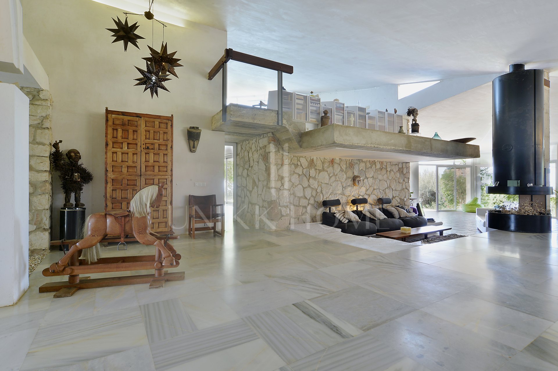 INVESTMENT OPORTUNITY-Villa designed by well-known architects with panoramic sea- and mountain view in Marbella