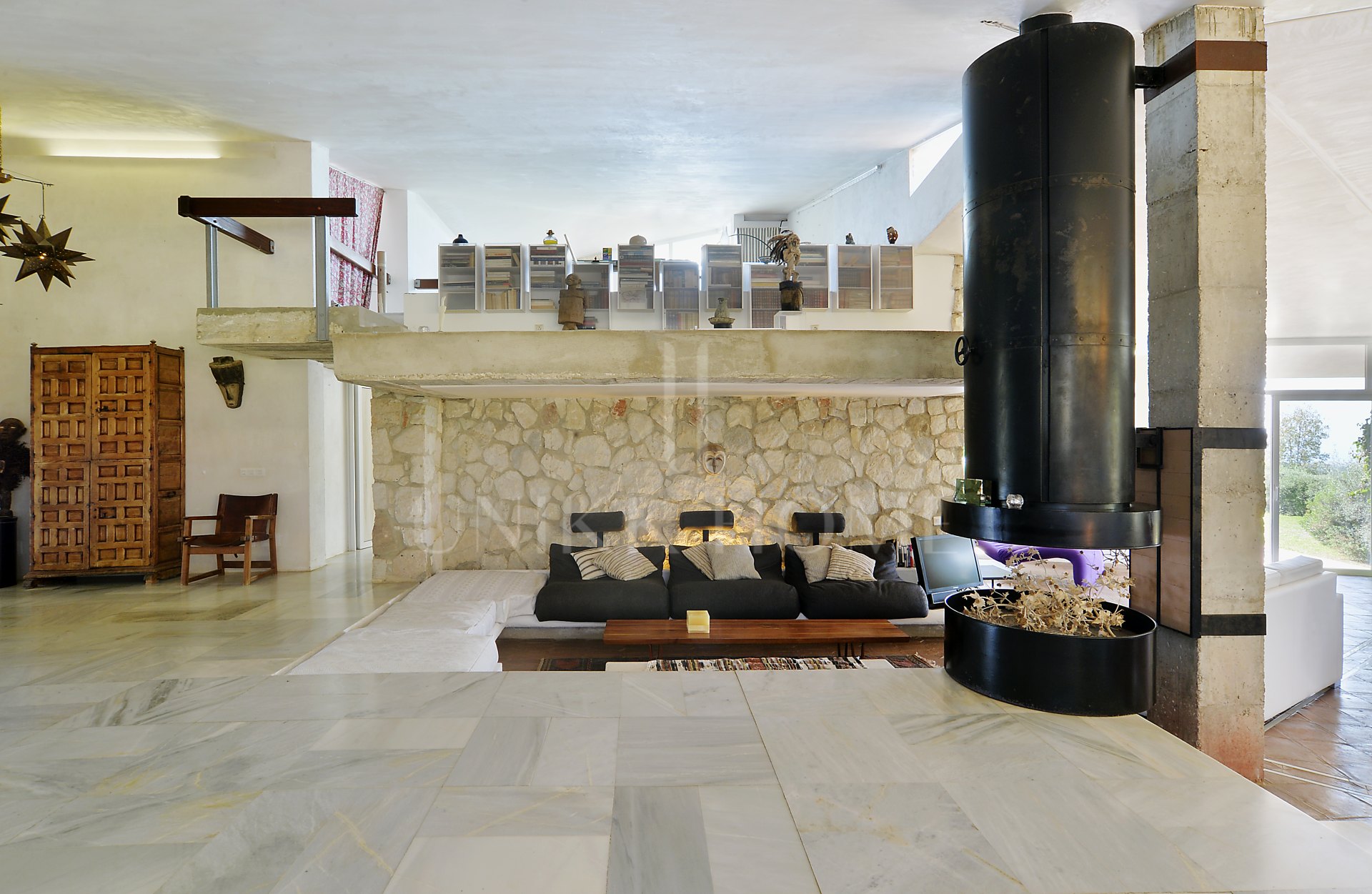 INVESTMENT OPORTUNITY-Villa designed by well-known architects with panoramic sea- and mountain view in Marbella