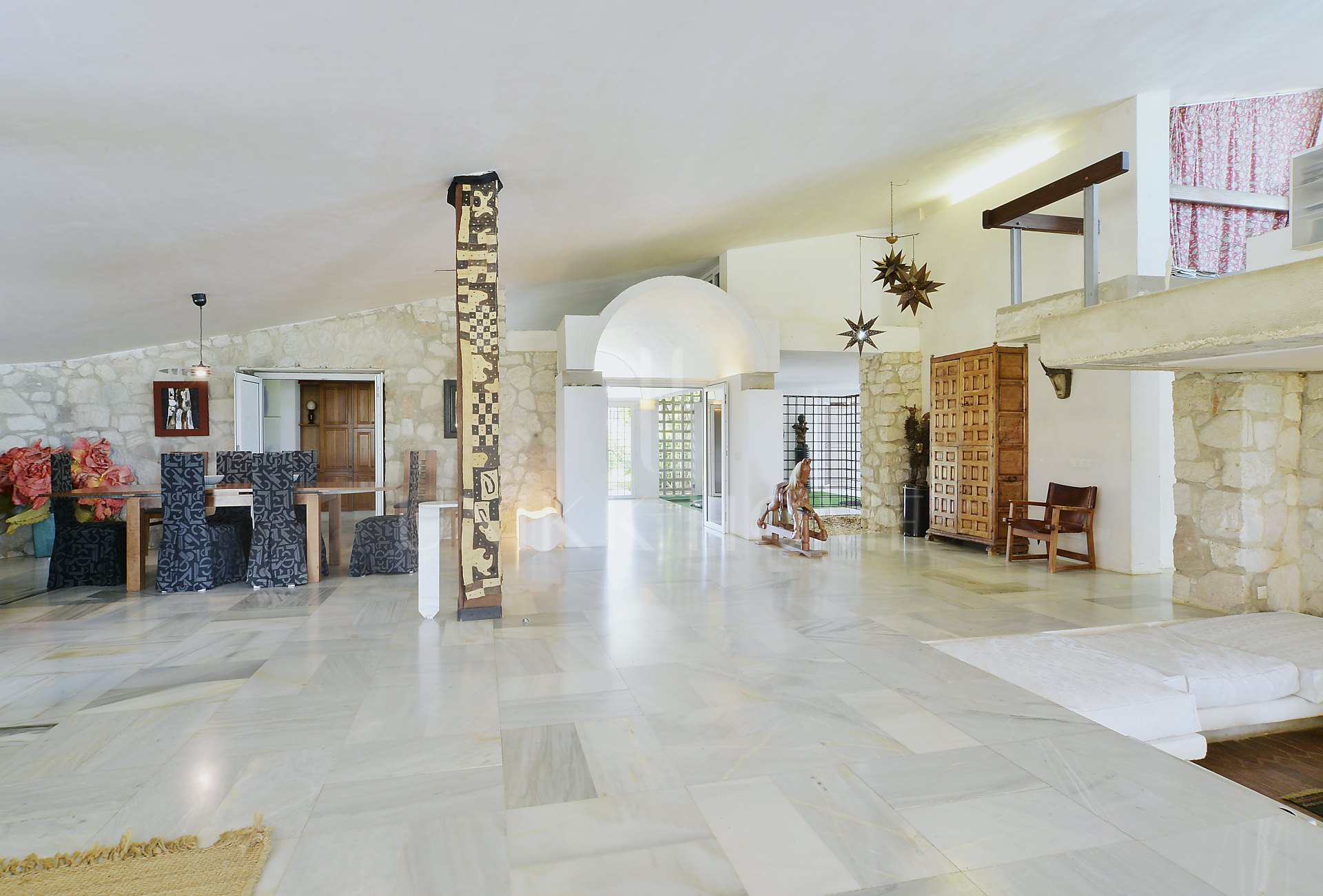 INVESTMENT OPORTUNITY-Villa designed by well-known architects with panoramic sea- and mountain view in Marbella