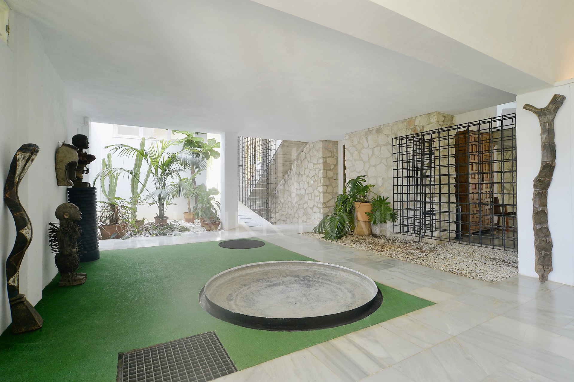 INVESTMENT OPORTUNITY-Villa designed by well-known architects with panoramic sea- and mountain view in Marbella
