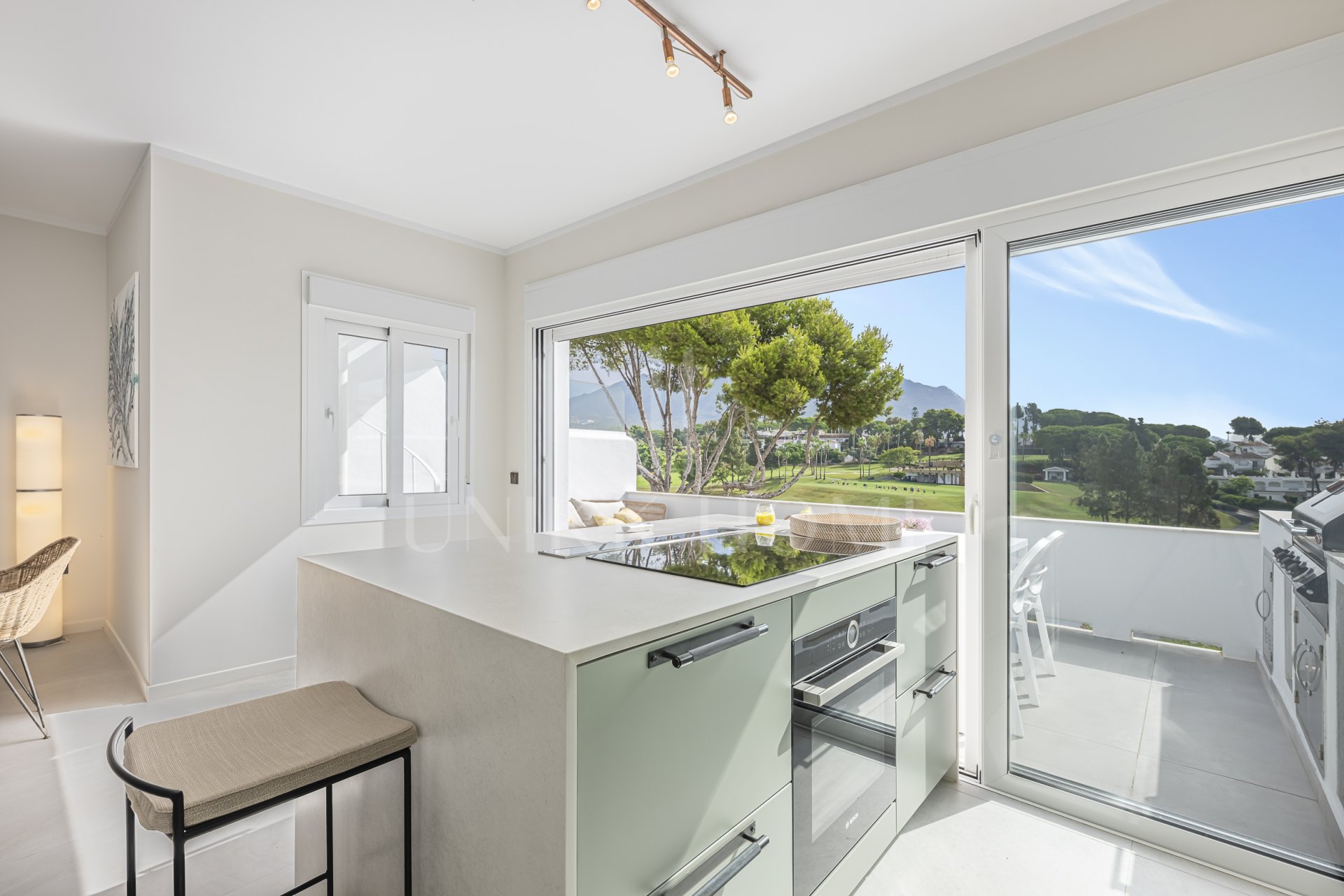 Casa adosada reformada, primera línea Aloha Golf, vistas al mar, Azahara II