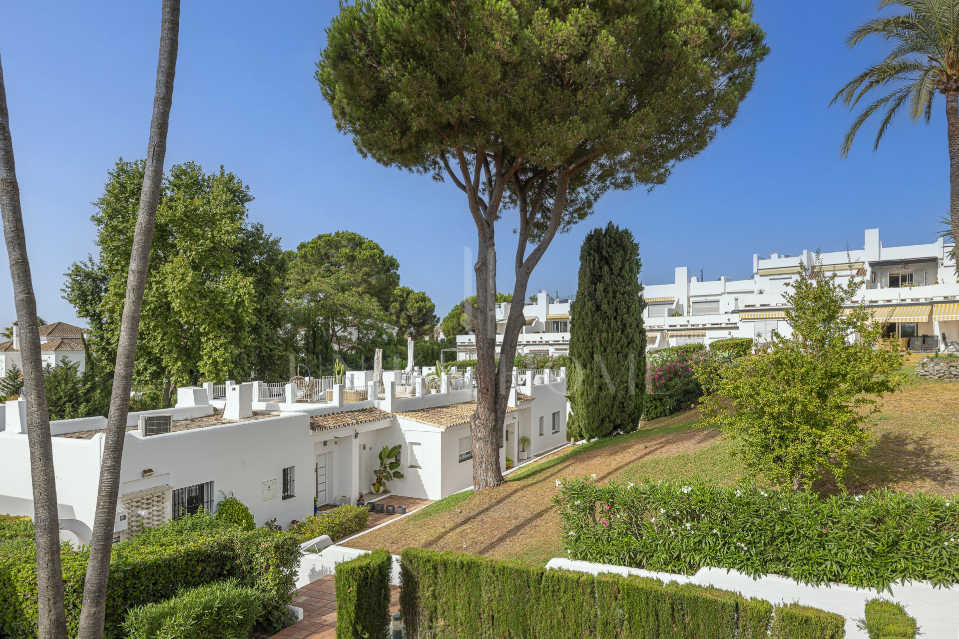 Casa adosada reformada, primera línea Aloha Golf, vistas al mar, Azahara II