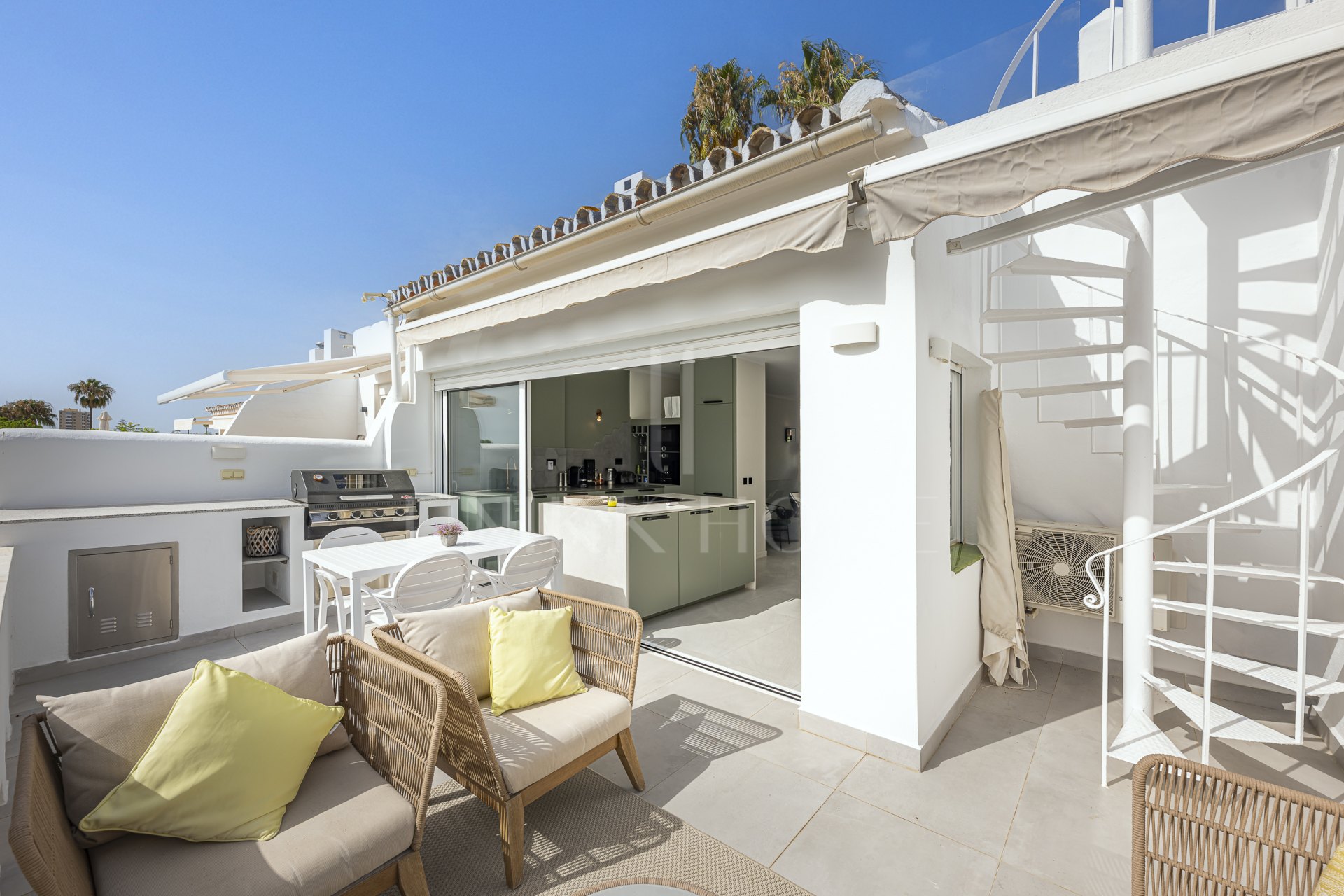 Casa adosada reformada, primera línea Aloha Golf, vistas al mar, Azahara II