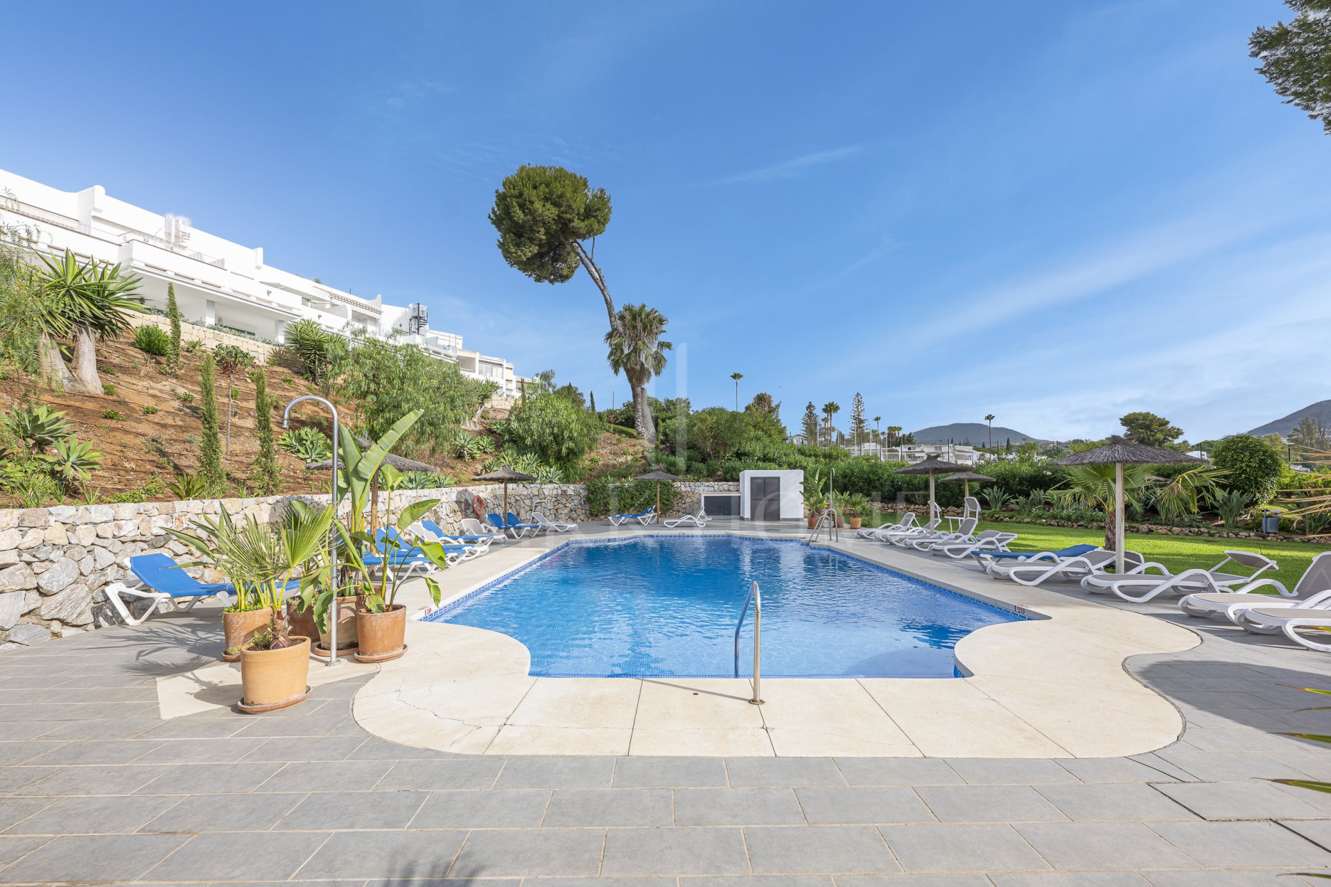 Casa adosada reformada, primera línea Aloha Golf, vistas al mar, Azahara II