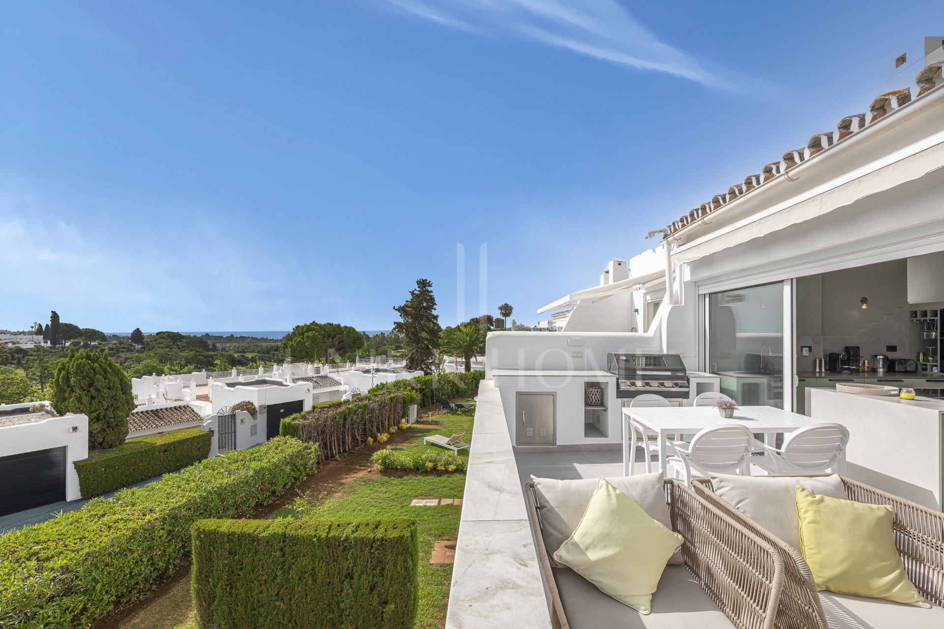 Casa adosada reformada, primera línea Aloha Golf, vistas al mar, Azahara II