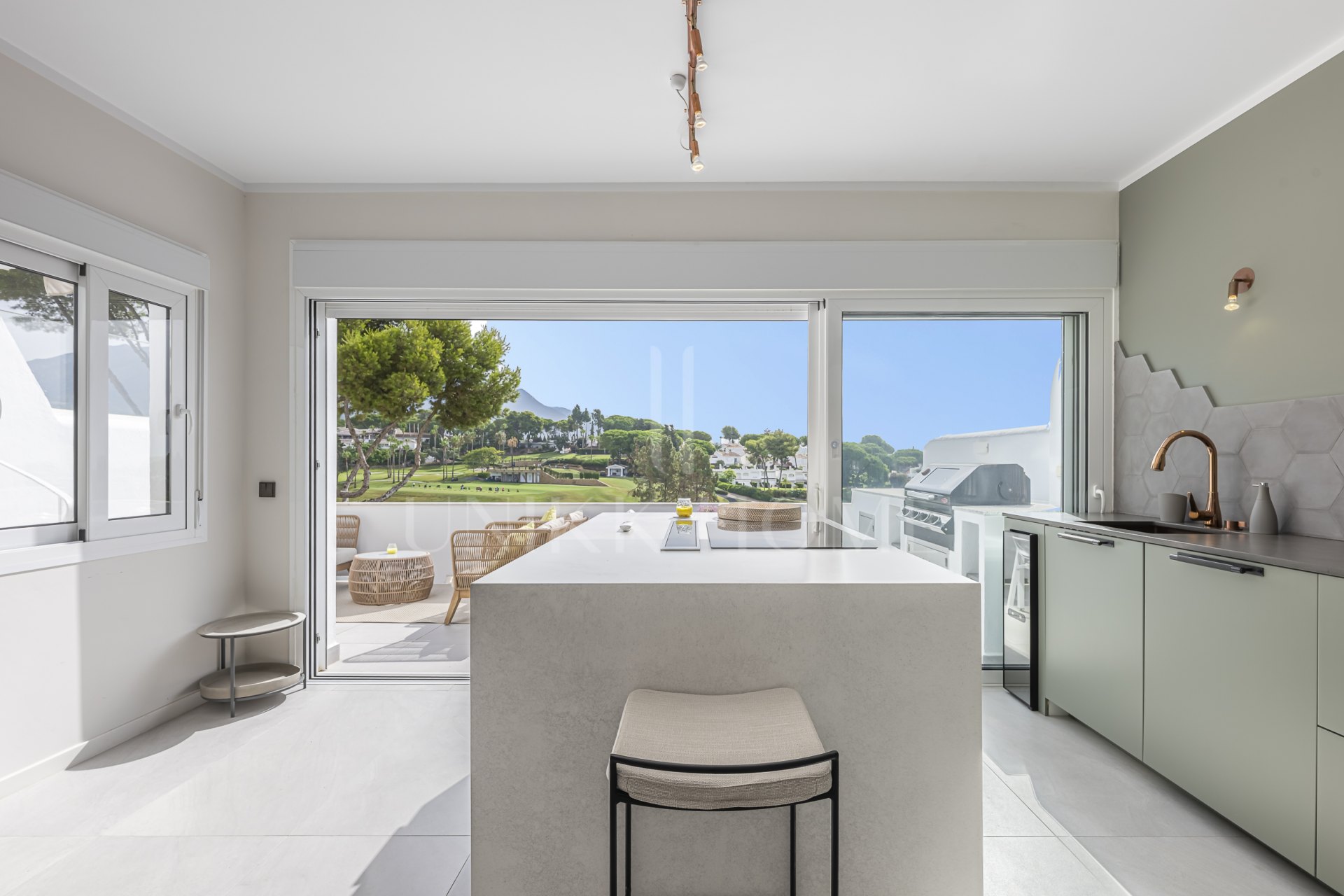 Casa adosada reformada, primera línea Aloha Golf, vistas al mar, Azahara II