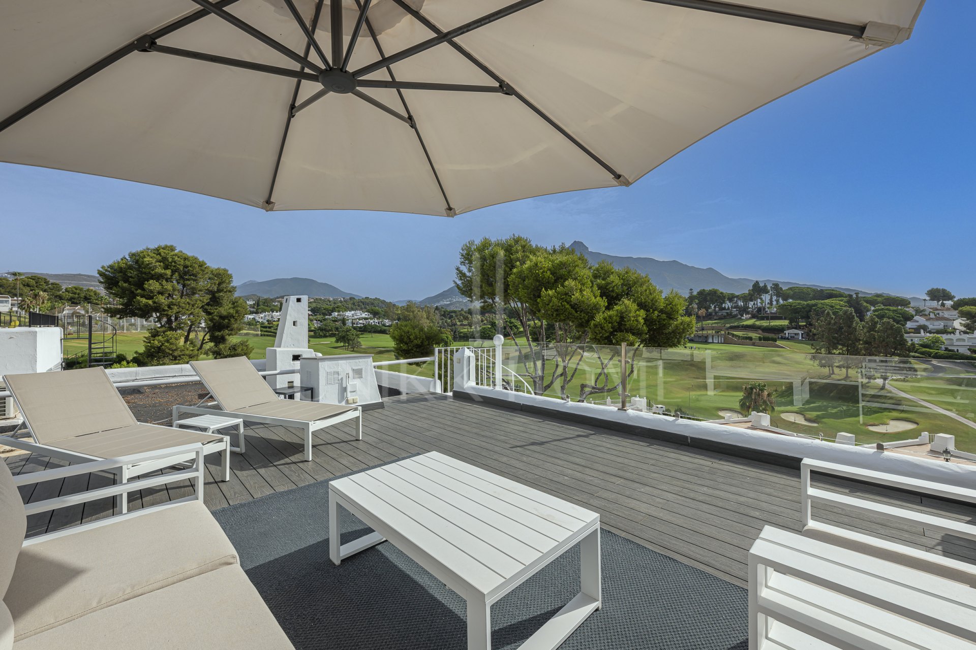 Casa adosada reformada, primera línea Aloha Golf, vistas al mar, Azahara II