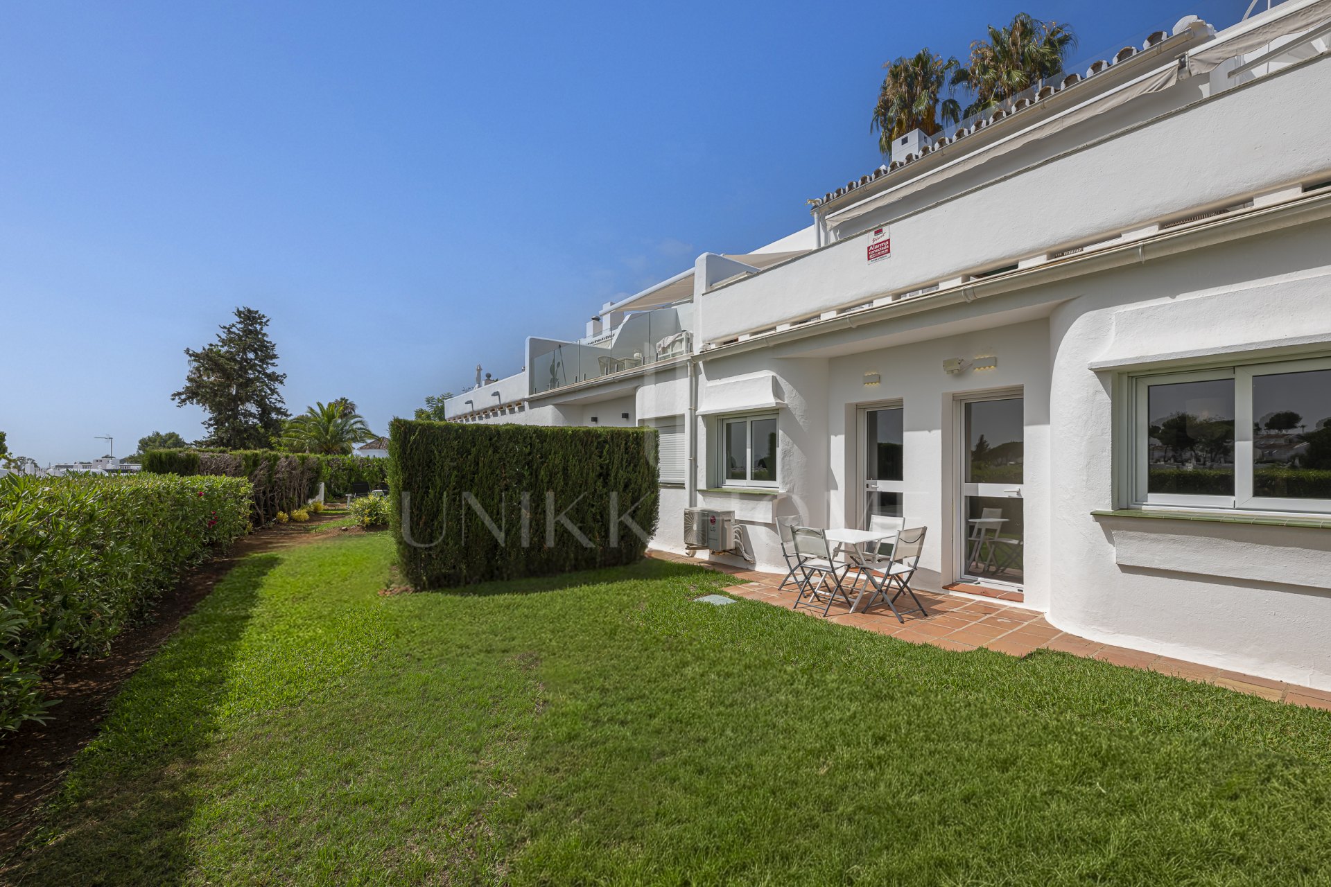 Casa adosada reformada, primera línea Aloha Golf, vistas al mar, Azahara II
