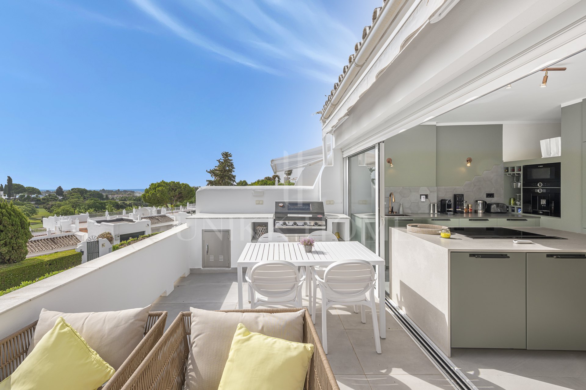 Casa adosada reformada, primera línea Aloha Golf, vistas al mar, Azahara II